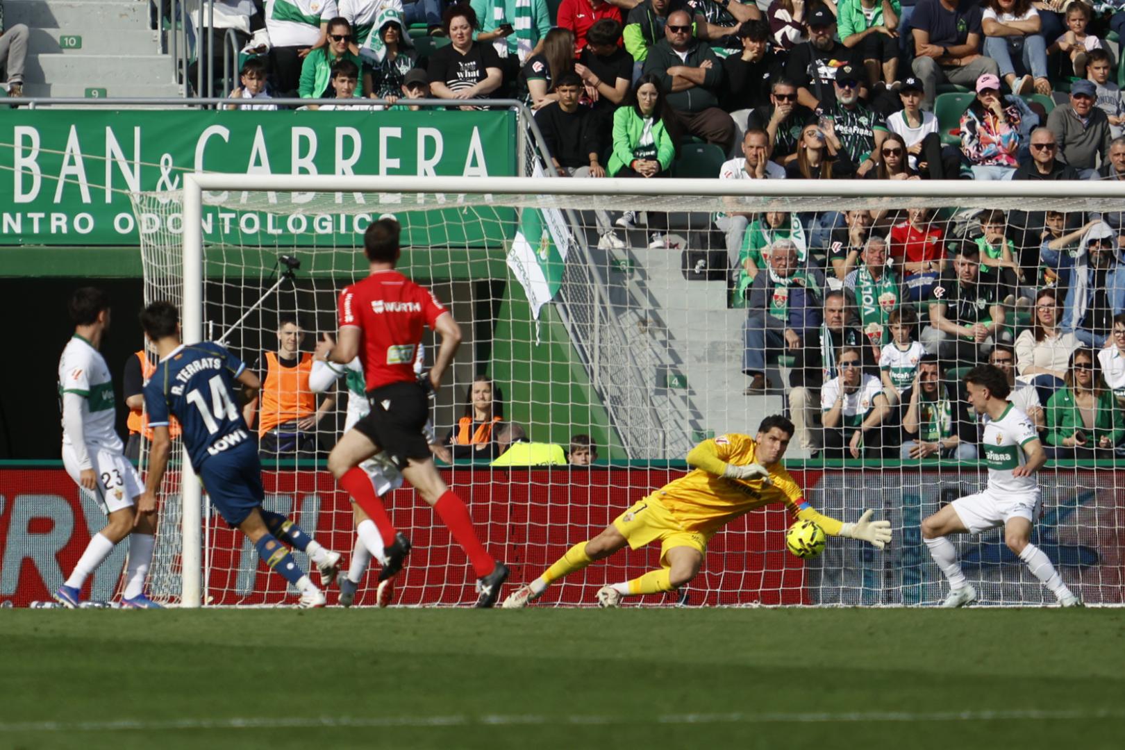 El delantero del RCD Espanyol Ramón Terrats y el portero del Elche Matías Dituro, durante el partido de la jornada 26 de LaLiga entre el Elche y el RCD Espanyol.