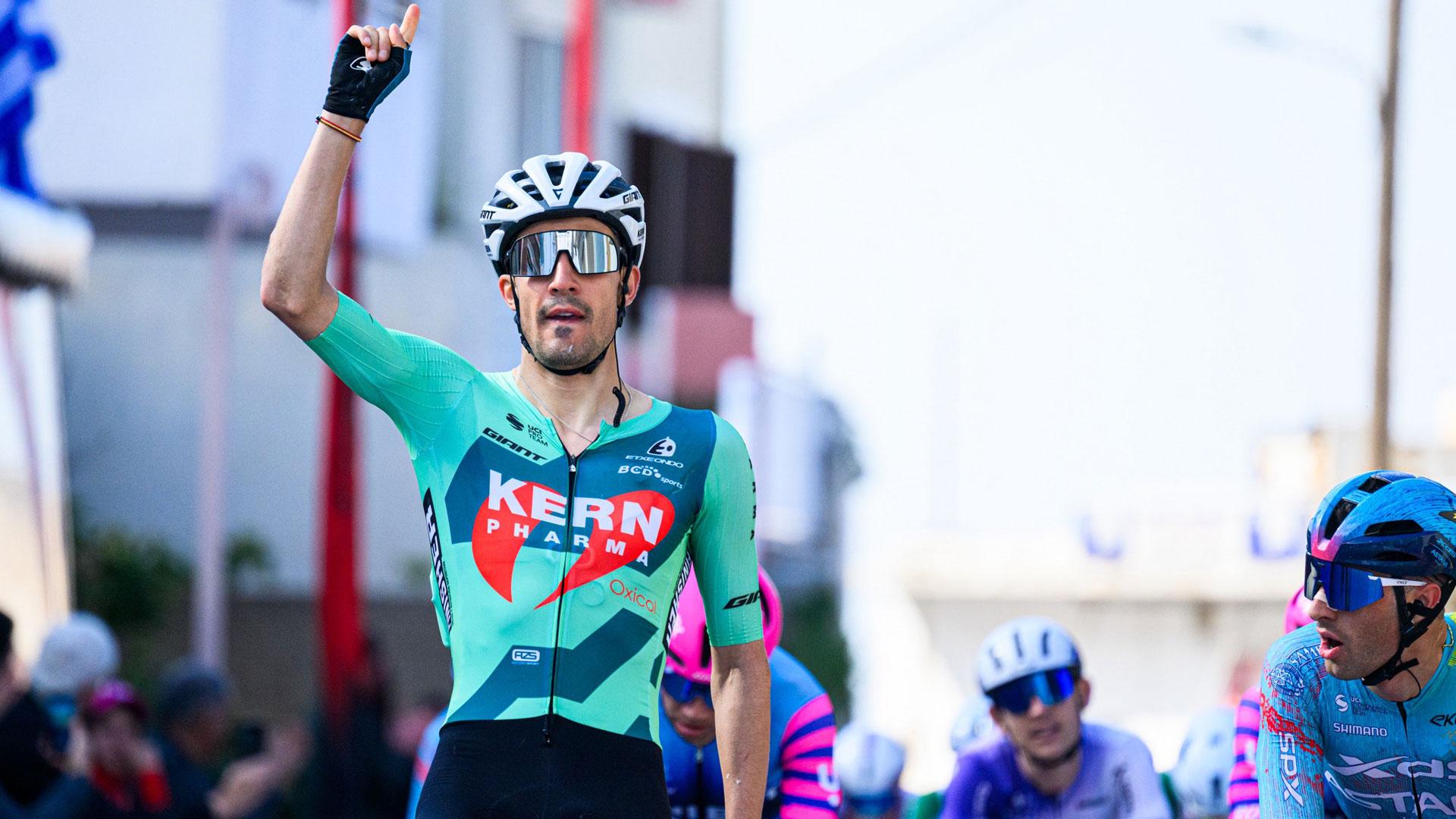Iván Cobo celebra su victoria en el Gran Premio Región del Dodecaneso y logra su primera victoria como profesional