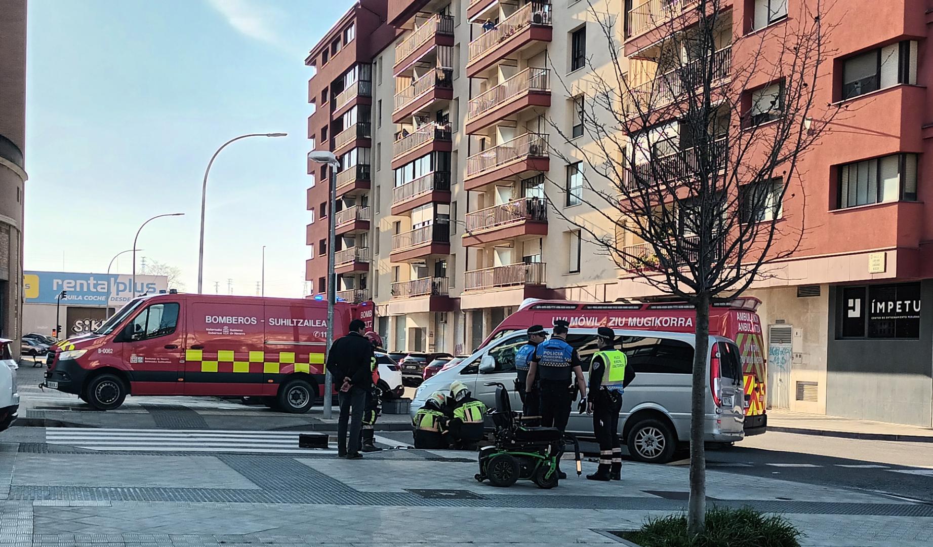 Servicios de emergencia atienden al atropellado en la calle Labiano.