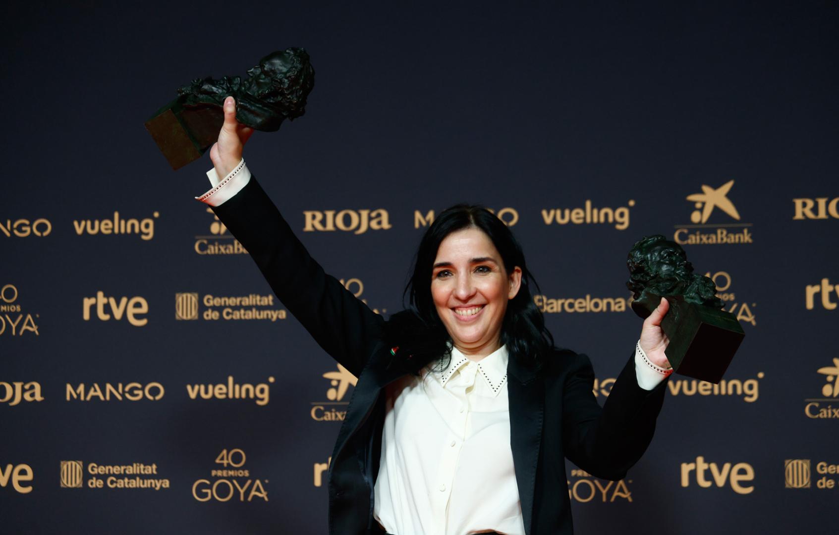 Alauda Ruiz de Azúa posa con los Goyas a mejor dirección y mejor guion original.