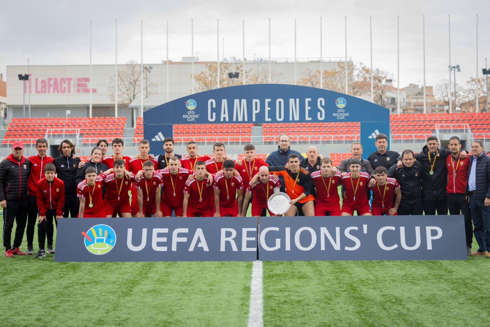 Los jugadores, junto al cuerpo técnico y las autoridades, muestran el trofeo de subcampeones con las medallas