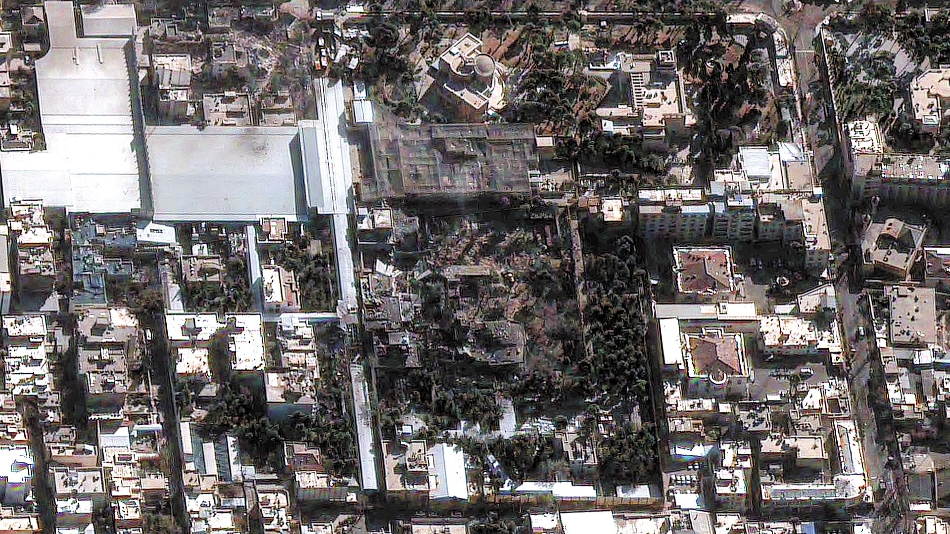 En el centro de la imagen tomada por satélite se observa el complejo residencial de Alí Jamenei tras el ataque