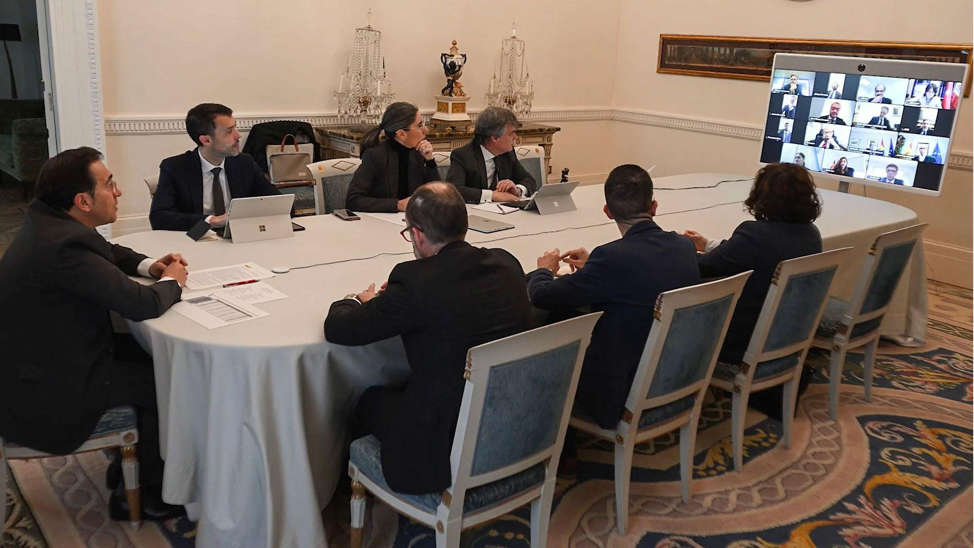 El ministro de Asuntos Exteriores, José Manuel Albares (i), se ha reunido por videoconferencia con todos los embajadores de la región de Oriente Medio para evaluar la situación "país a país" tras los ataques a Irán, revisar cómo está la colonia de españoles y dar instrucciones para protegerlos