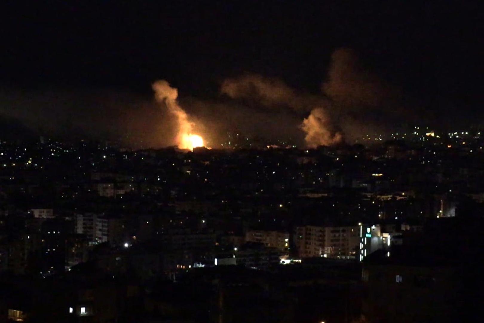 Captura de vídeo donde se observa un bombardeo este lunes, en Beirut (Líbano). Israel lanzó una intensa oleada de bombardeos contra los suburbios meridionales de Beirut después de que el grupo chií libanés Hizbulá perpetrara un ataque con proyectiles y drones contra el norte del Estado judío