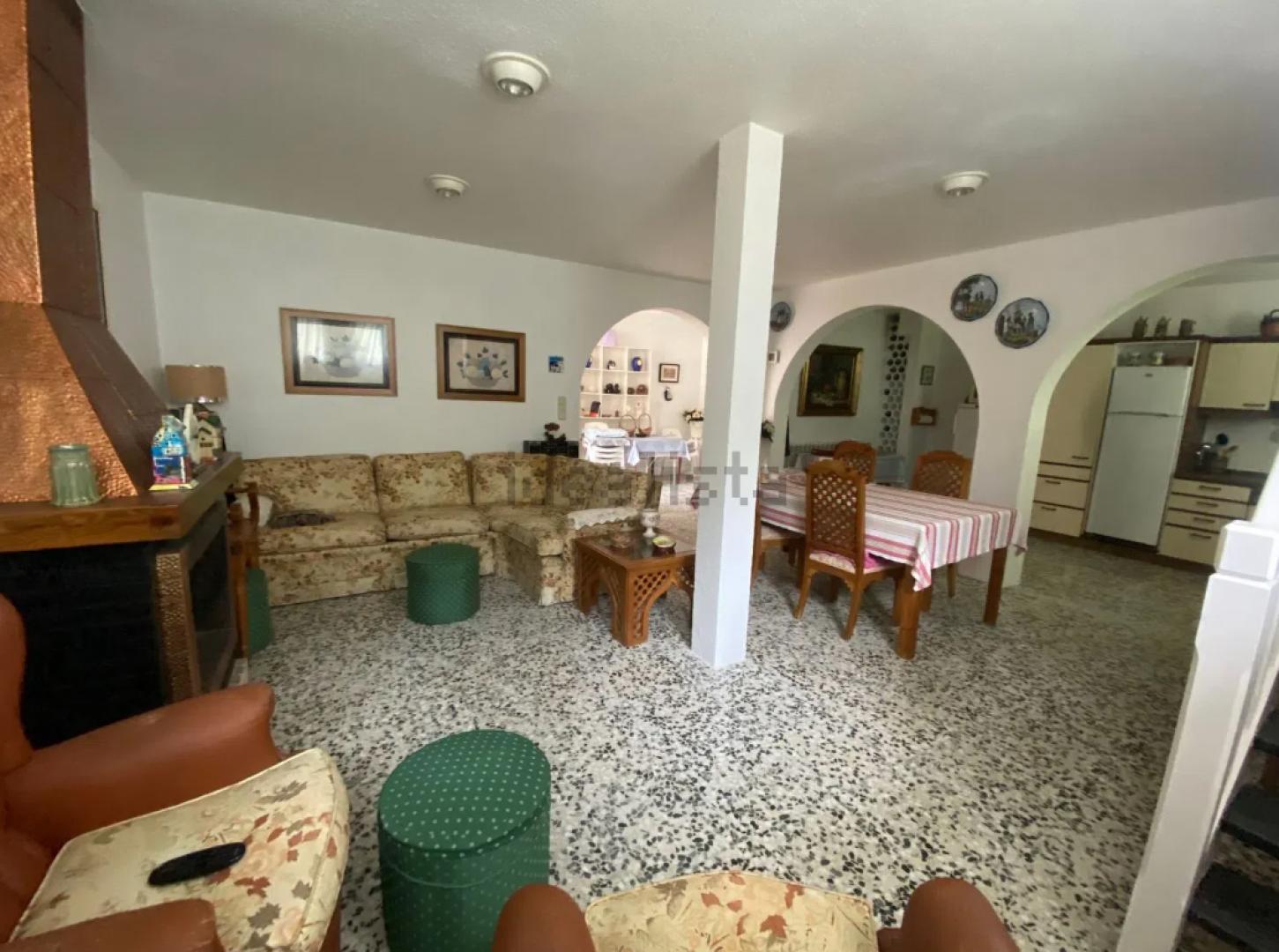 El salón cuenta con chimenea
