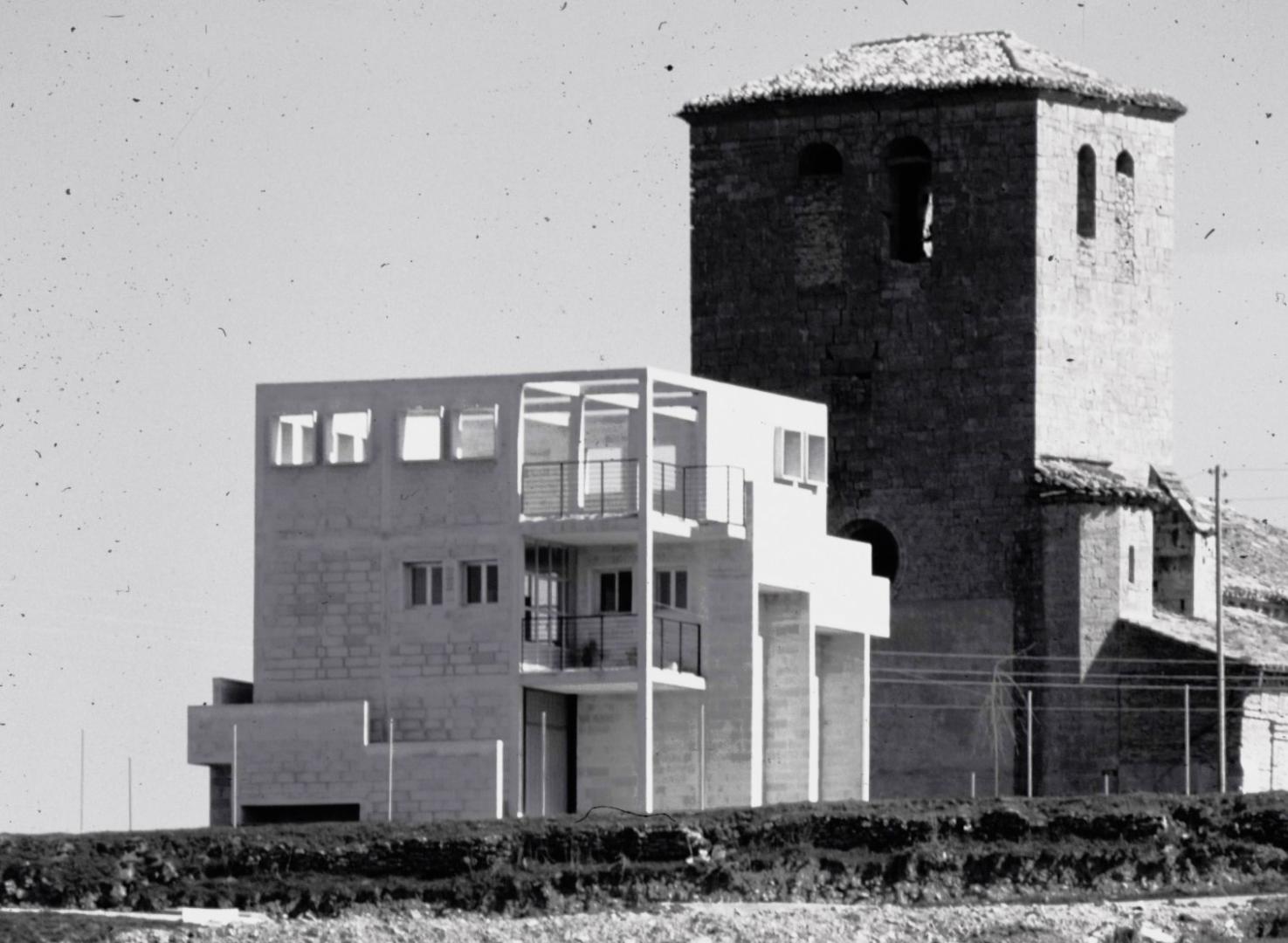 La cercanía de la Iglesia de Tajonar condicionó la elaboración del proyecto