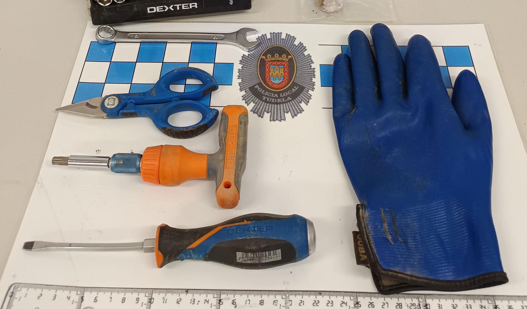 Herramientas que portaba el detenido por robar cobra en farolas en Tudela