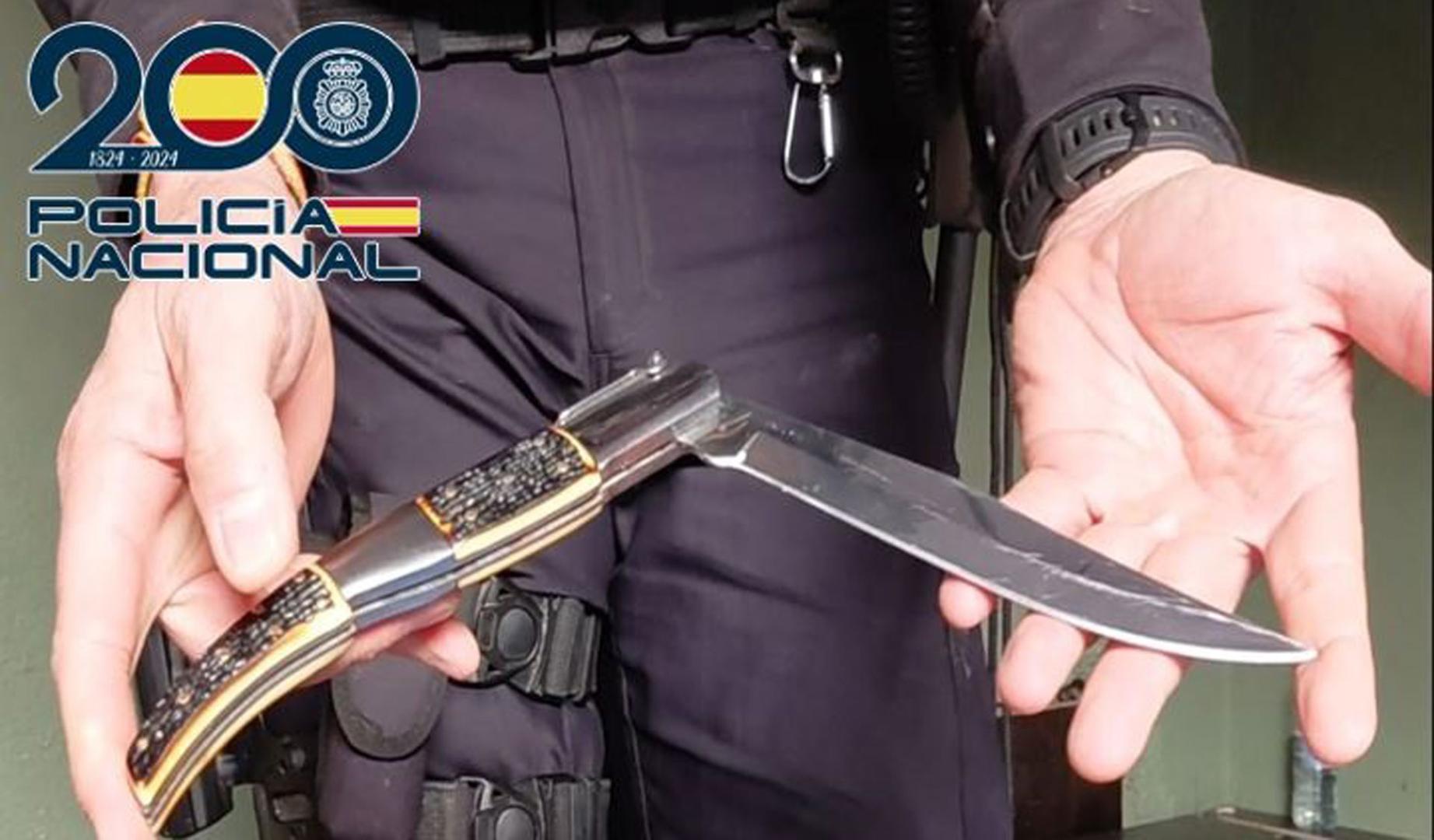 Arma blanca intervenida en el desmantelamiento de un reñidero de gallos en el entorno de Motril