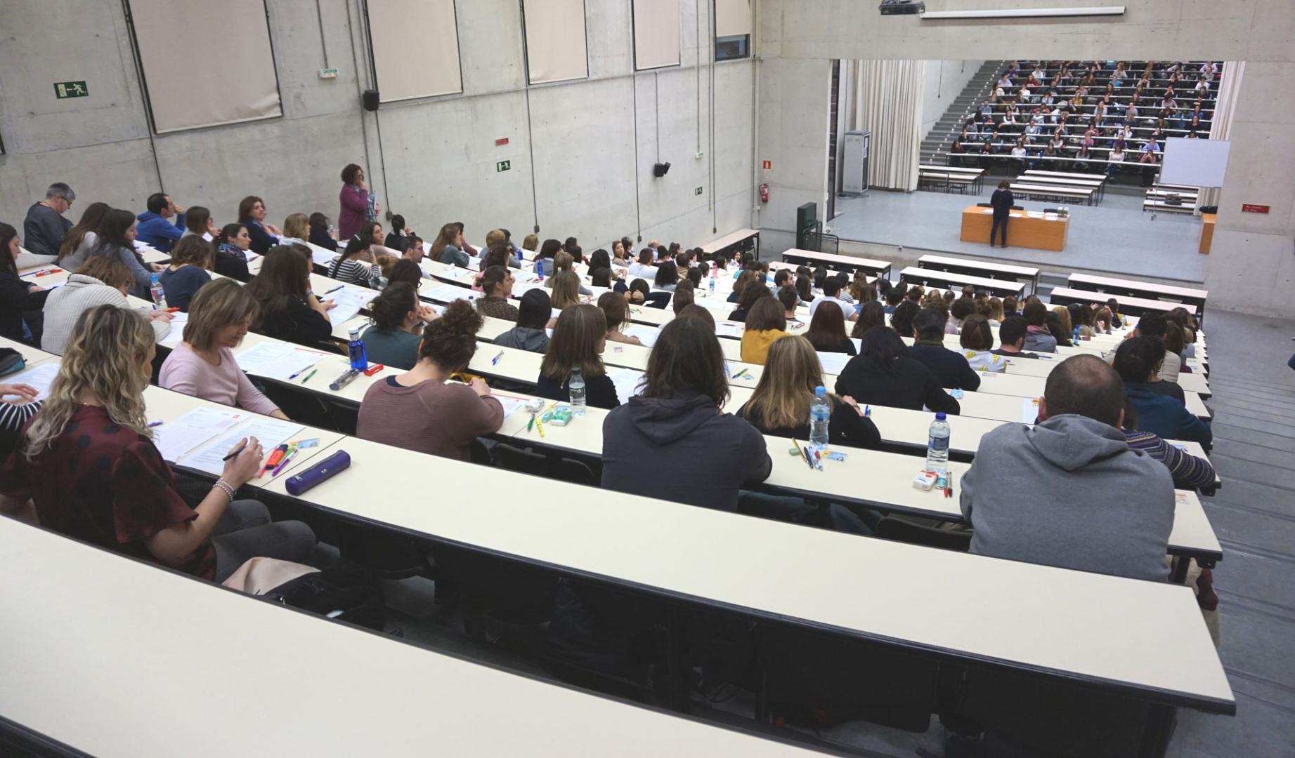 Imagen de archivo de personas en un examen de oposición.