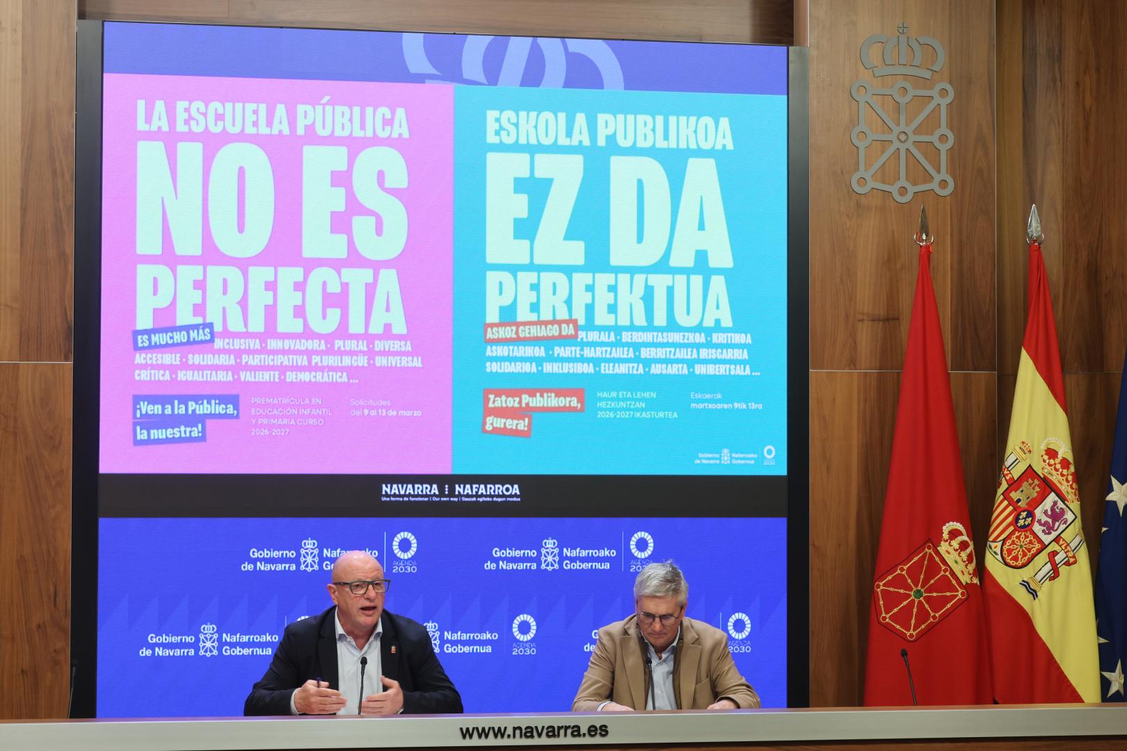El consejero de  Educación del Gobierno foral, Carlos Gimeno; y el director general de Educación, Gil Sevillano, durante la presentación de la campaña de prematriculación.