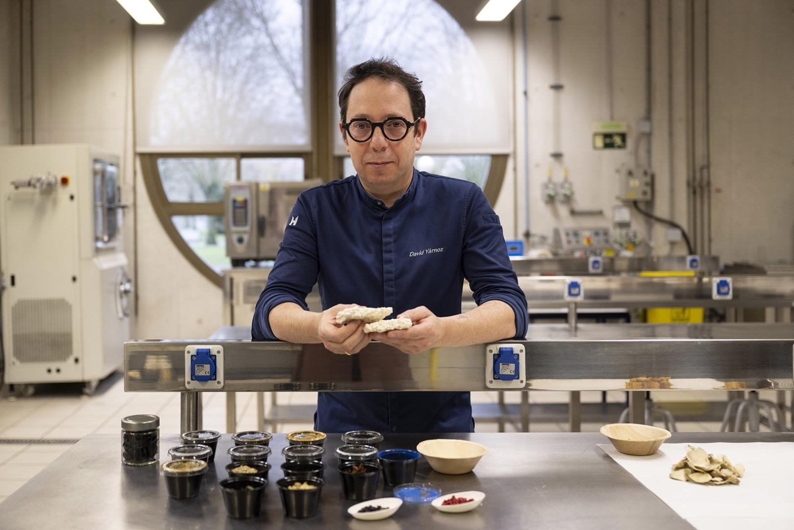 El chef David Yárnoz, con su postre en el aulario de la UPNA.