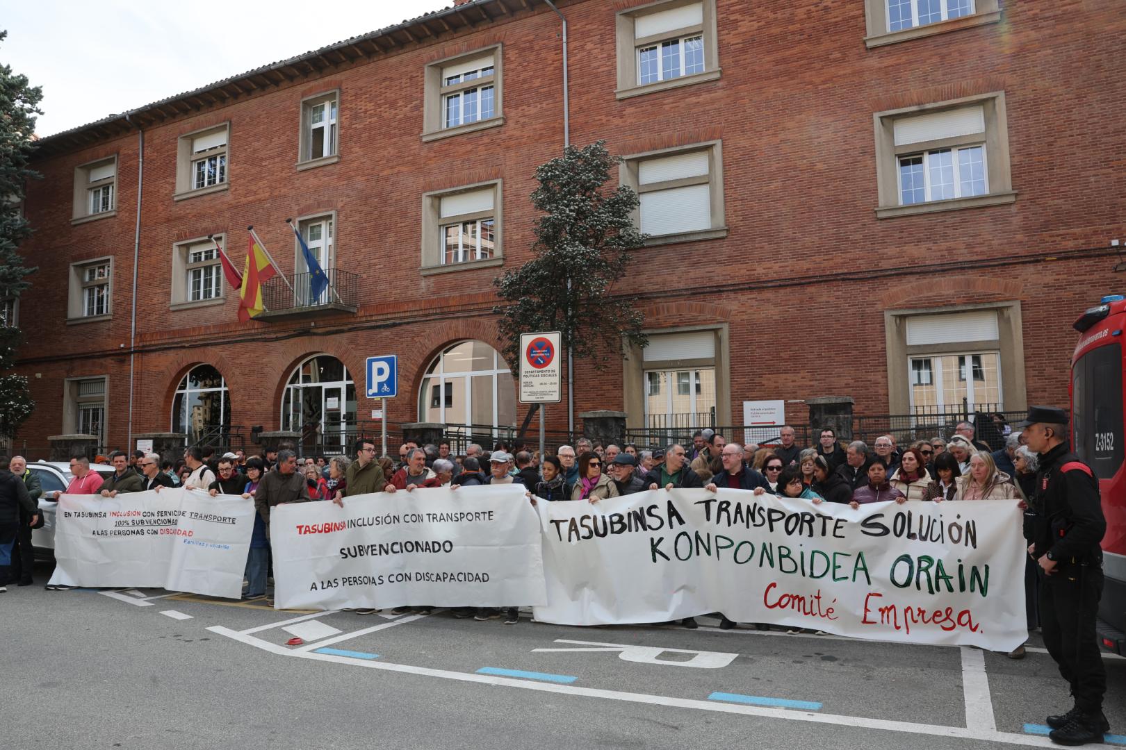 Concentración a las puertas del departamento de Derechos Sociales