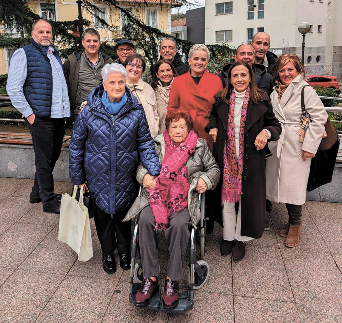 Con una bolsa blanca en la mano, Ana Mari Mariezkurrena junto a Adelina Sánchez, en silla de ruedas, en el reencuentro del 15 de febrero junto a miembros de sus familias