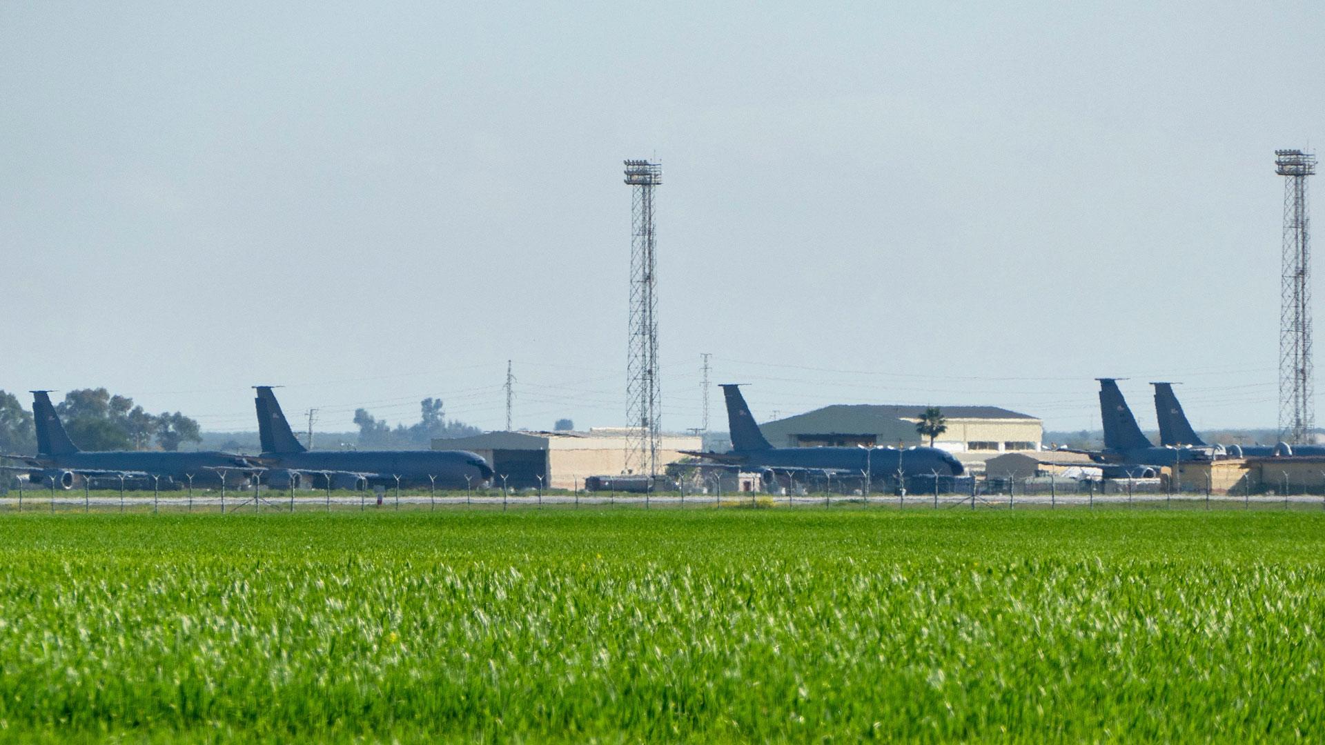 Vista de varios de aviones militares en la base militar que el Ejército estadounidense tiene en la localidad sevillana de Morón de la Frontera