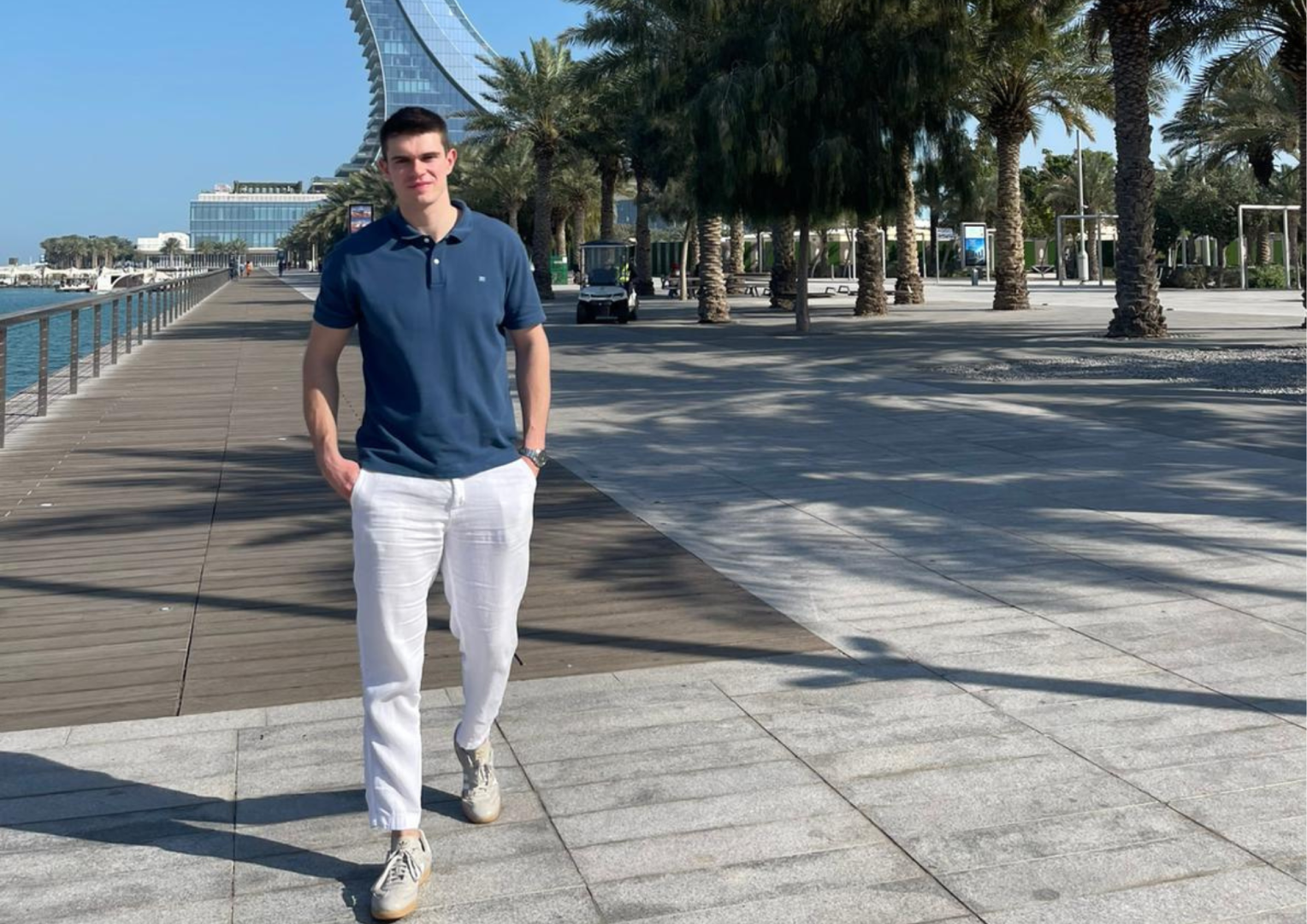 El navarro en una foto junto a las Katara Towers, dos rascacielos ubicados en Doha