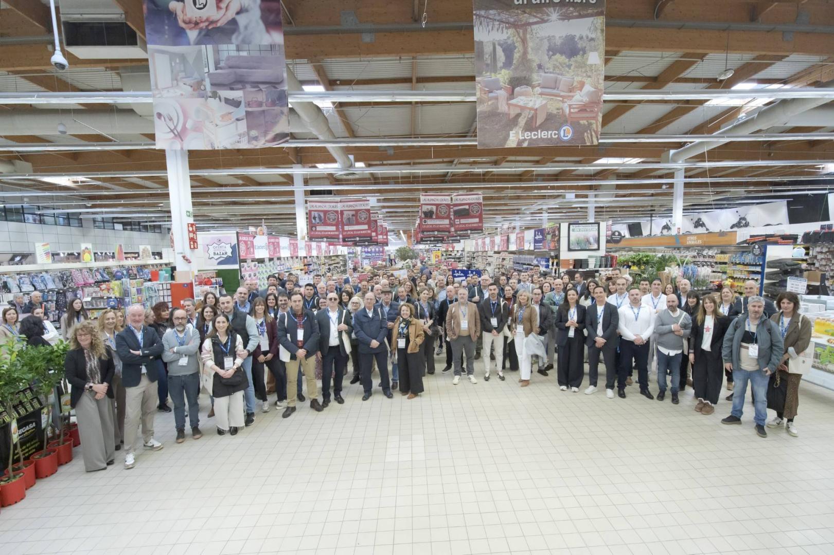Foto de familia del acto de inauguración de la campaña ‘Alianzas Locales’ en el hipermercado E.Leclerc de Pamplona