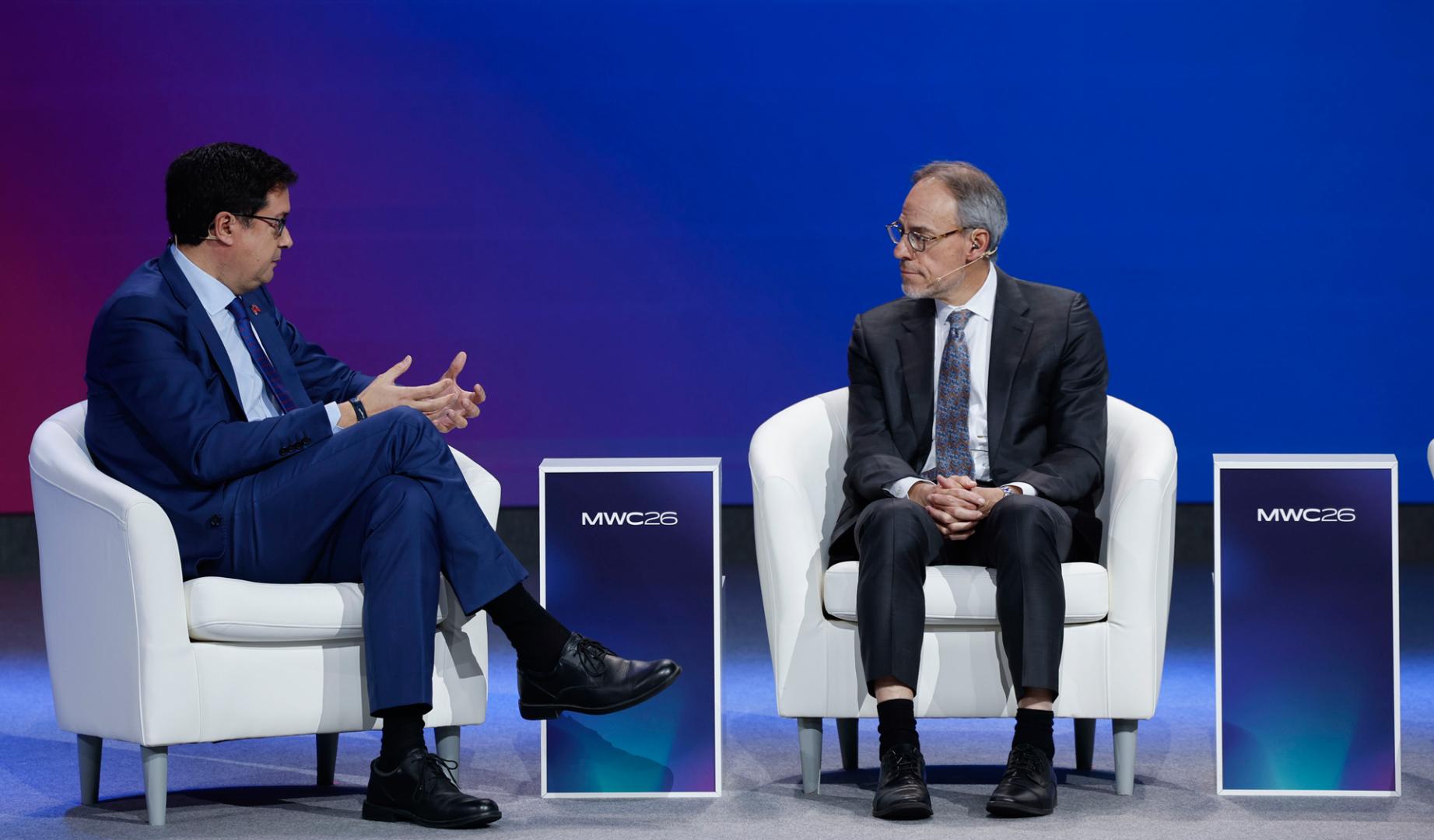 El ministro para la Transformación Digital y de la Función Pública, Óscar López (i) y el vicepresidente sénior de Amazon Web Services, David Zapolsky; durante la jornada inaugural de la vigésima edición del Mobile World Congress (MWC) en Barcelona