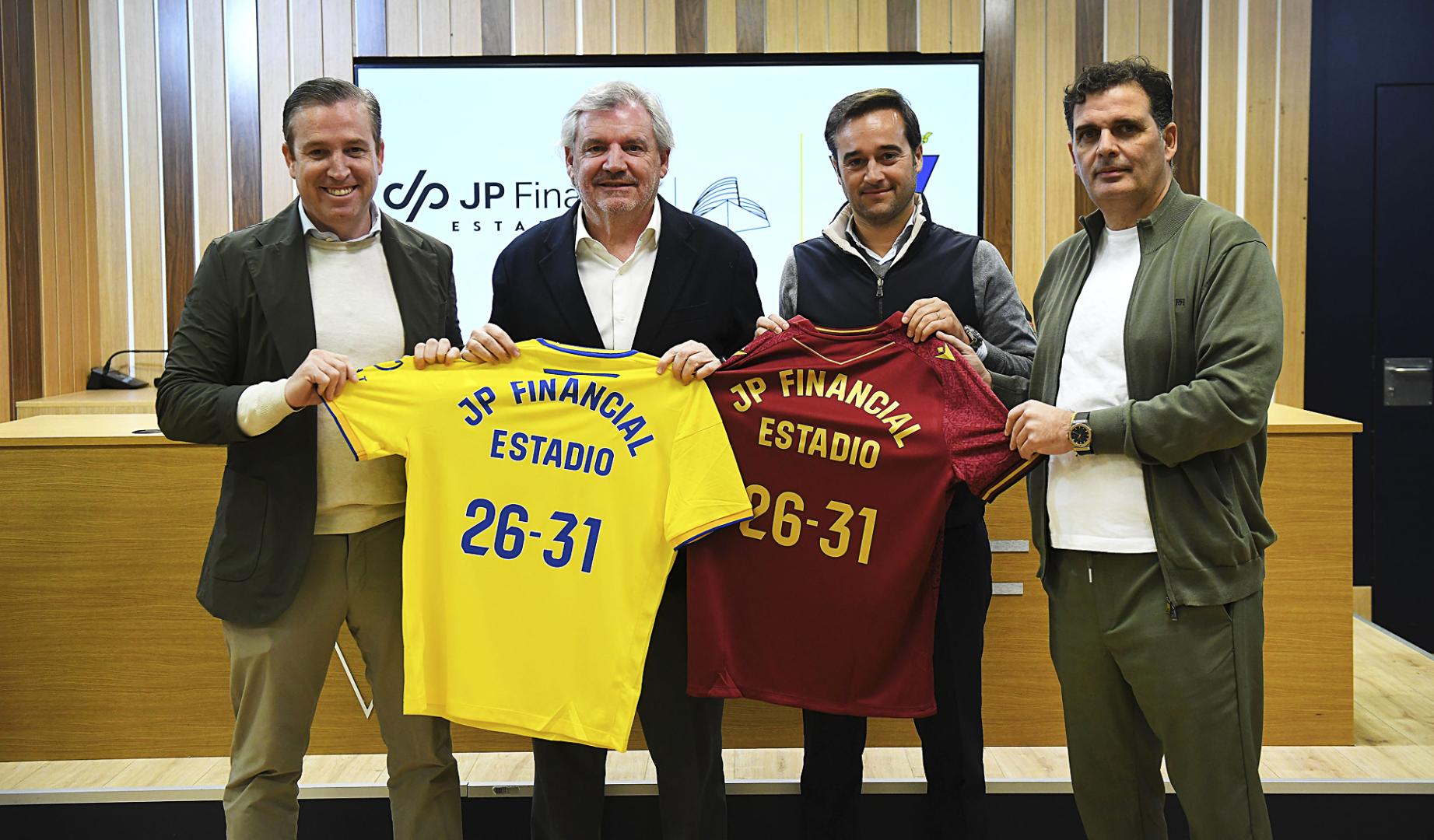 Responsables de Cádiz y JP FInancial tras la firma del acuerdo de patrocinio