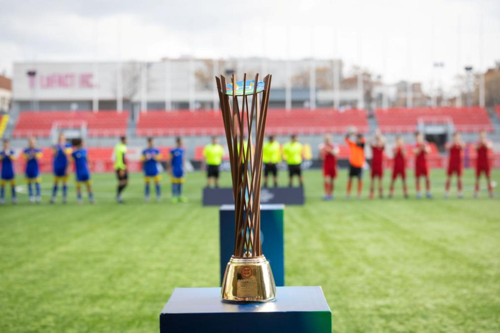 Trofeo que recibió el ganador de la Copa de las Regiones con los equipos que disputaron la final