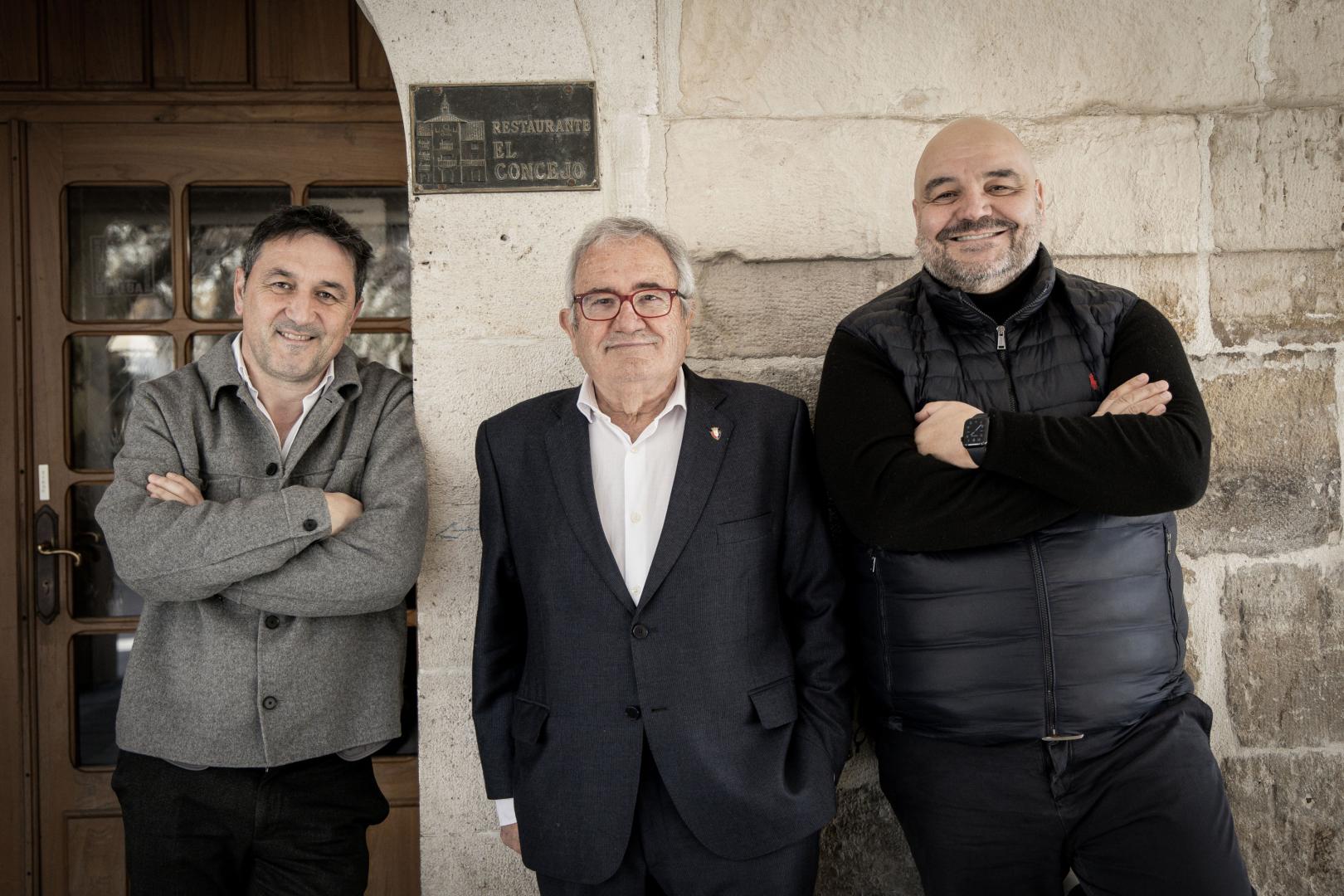 Braulio, Sabalza y Cata, en la puerta del restaurante El Concejo de Briviesca, en su regreso a la localidad burgalesa