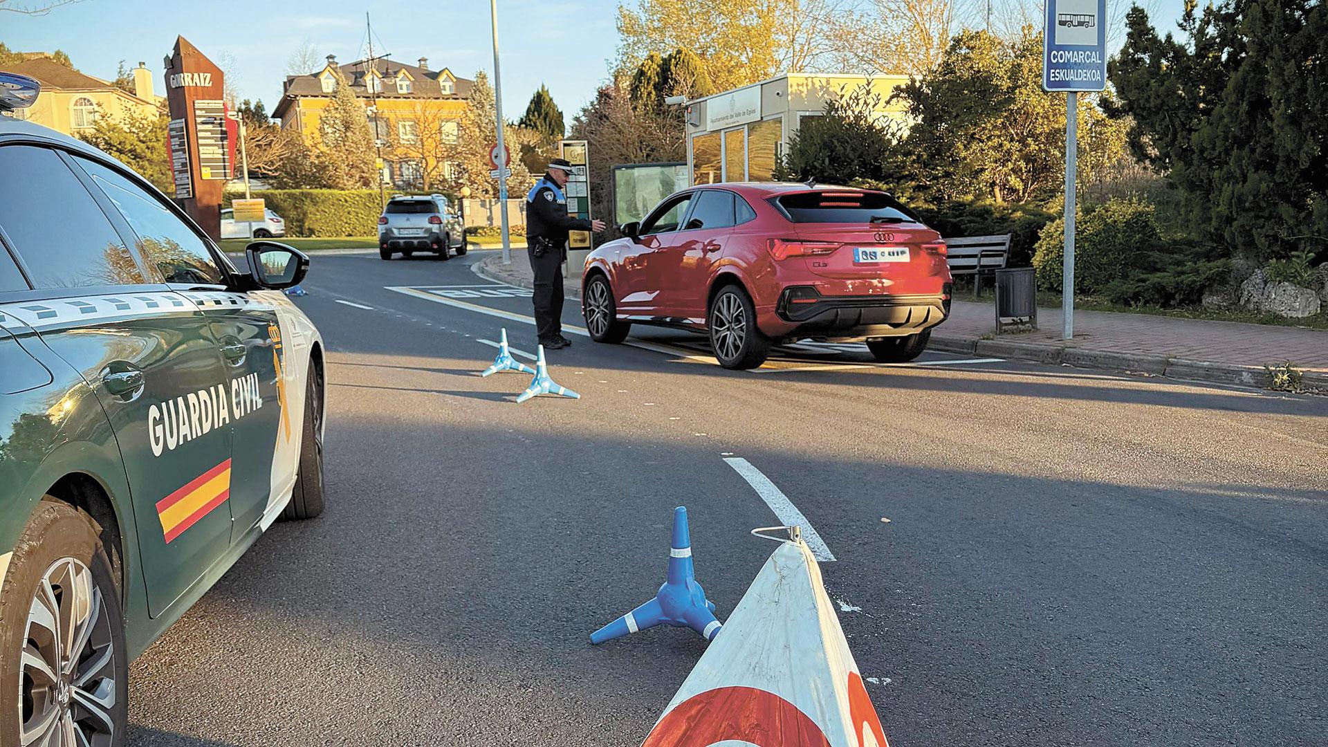 Un efectivo de la policía local en uno de los dispositivos especiales con Guardia Civil de carácter disuasorio a la entrada de Gorraiz