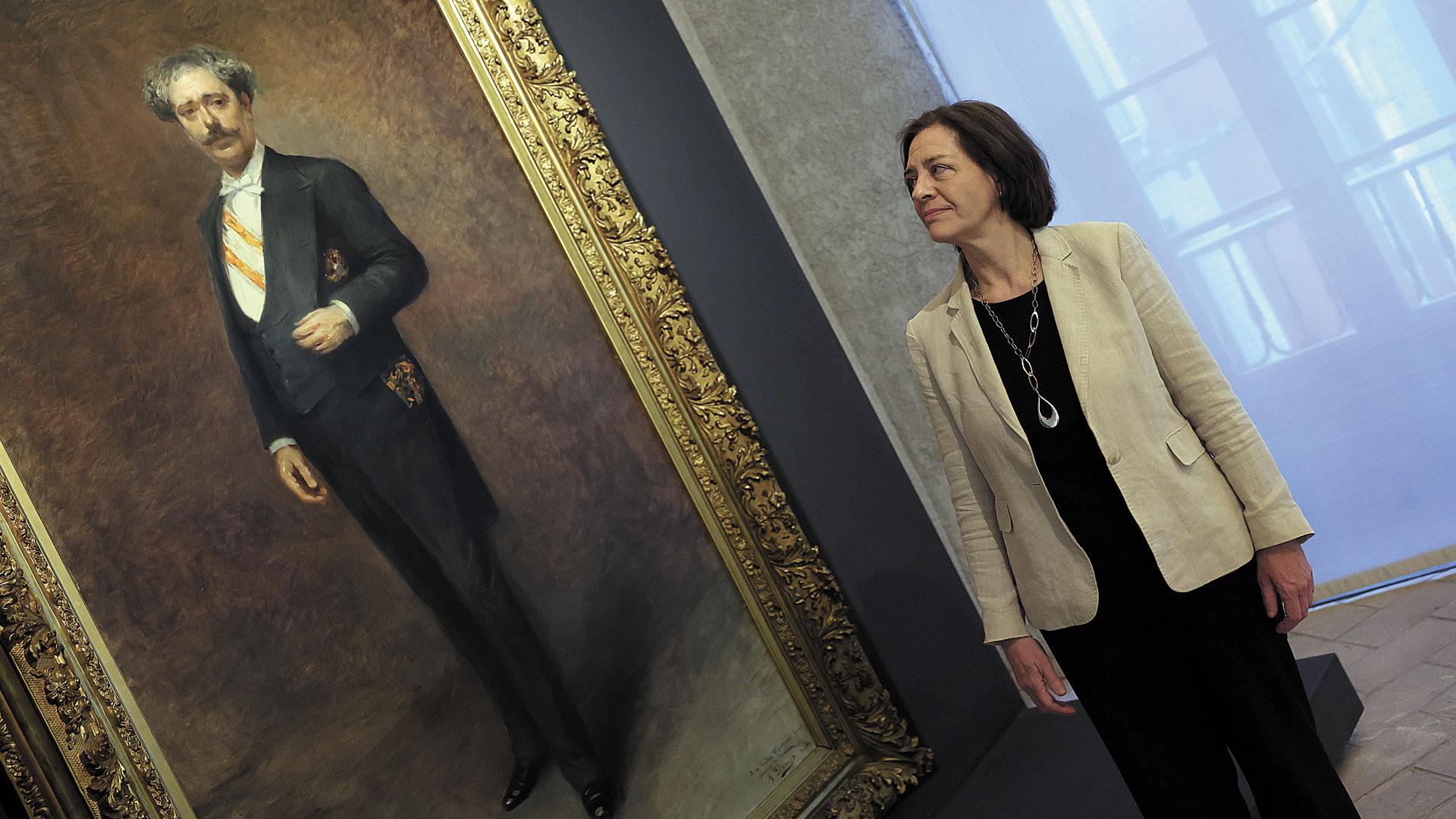 María Nagore contempla el retrato de Pablo Sarasate en el Palacio del Condestable