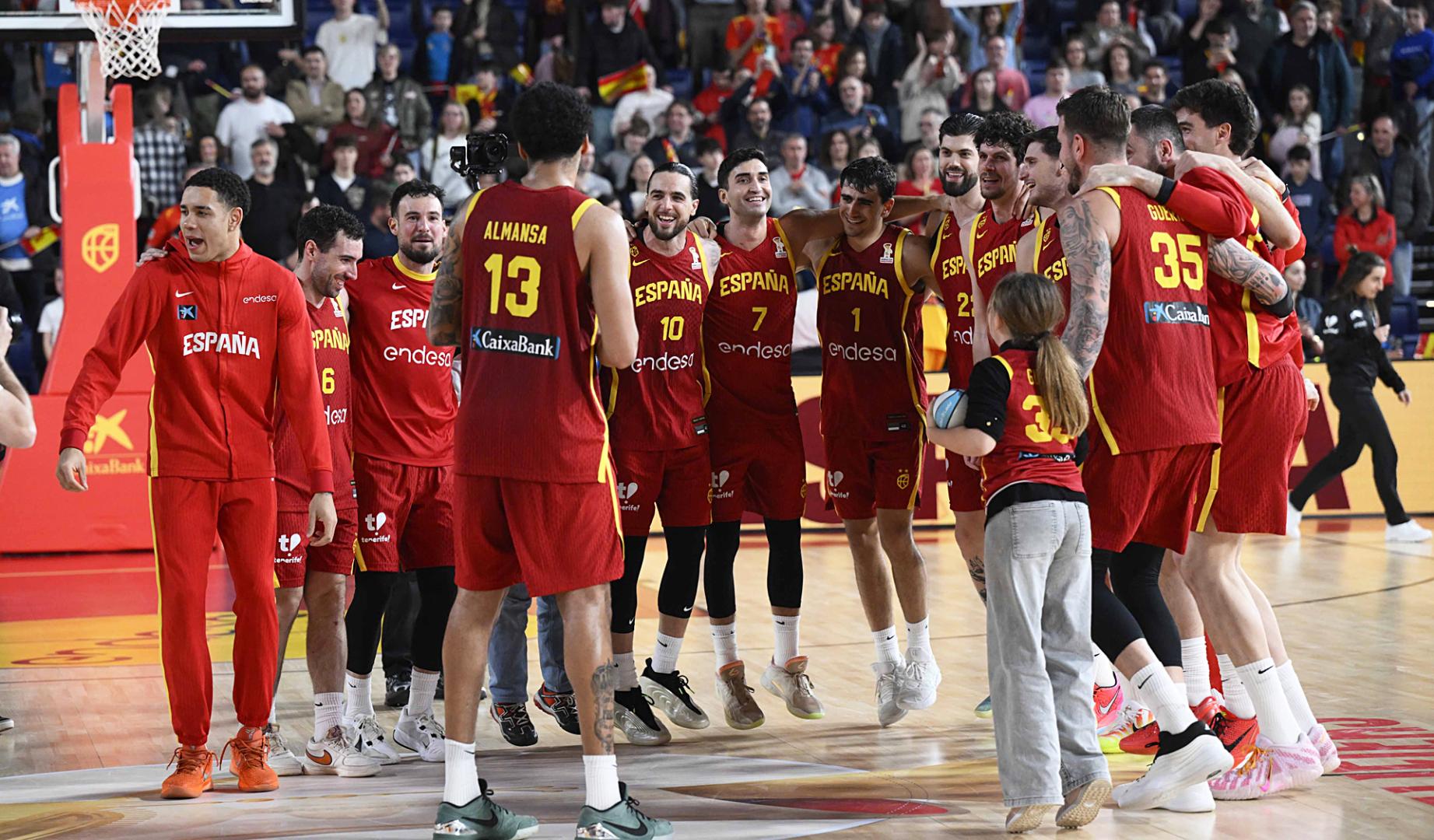 Los jugadores de la selección española de baloncesto celebra la victoria ante Ucrania