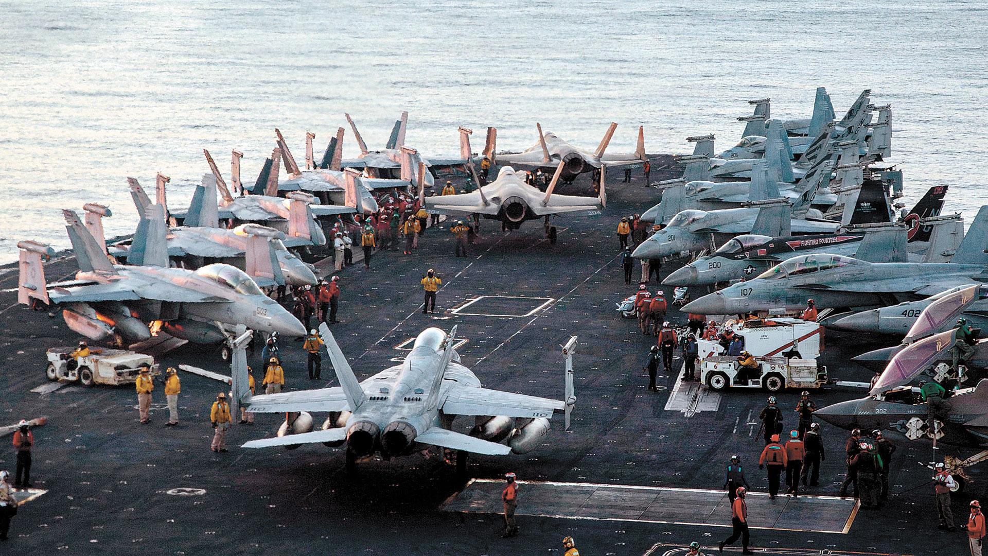 Aviones de combate listos para despegar hacia la costa de Irán desde el USS Abraham Lincoln