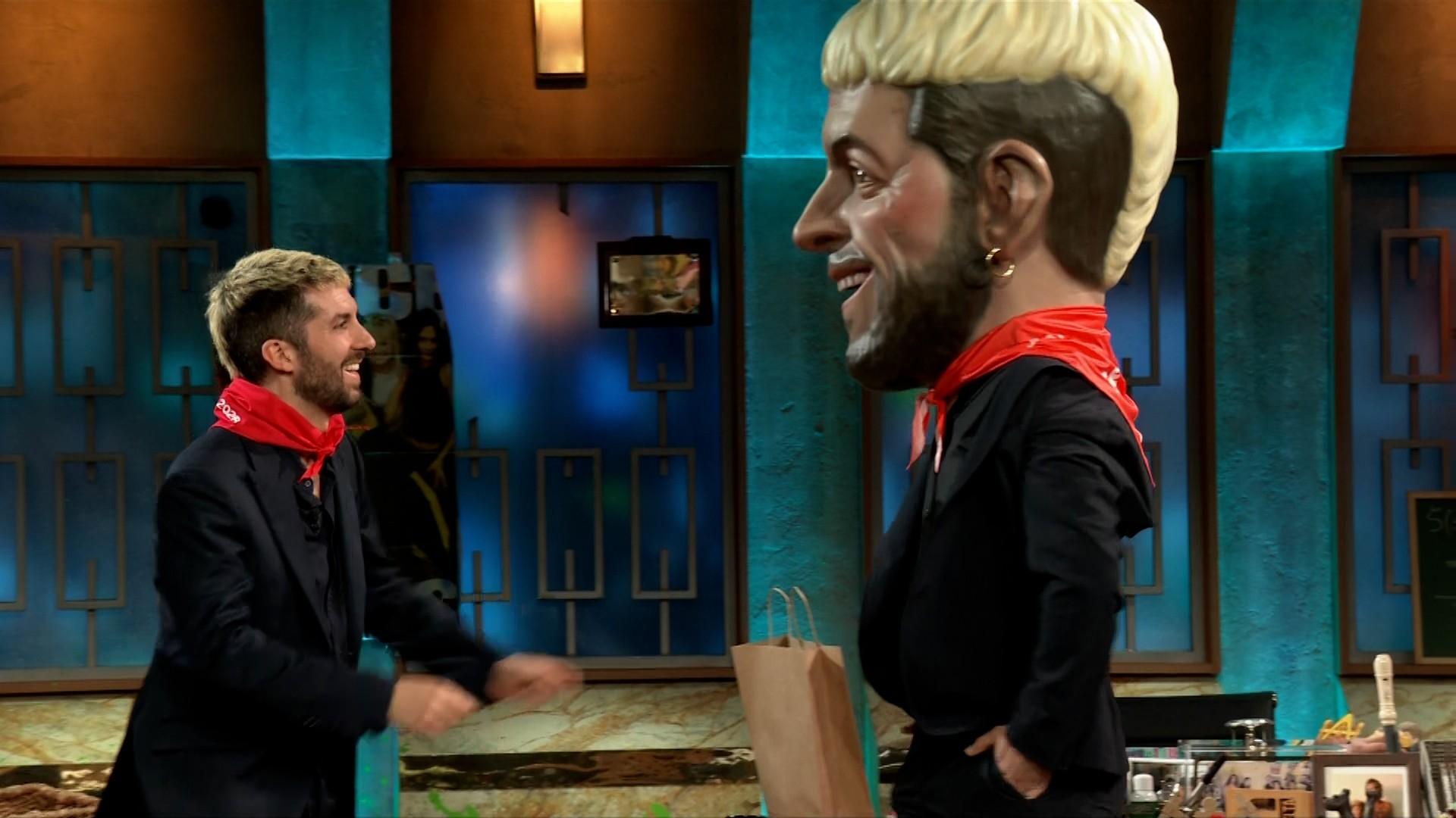 David Broncano, admirando su réplica