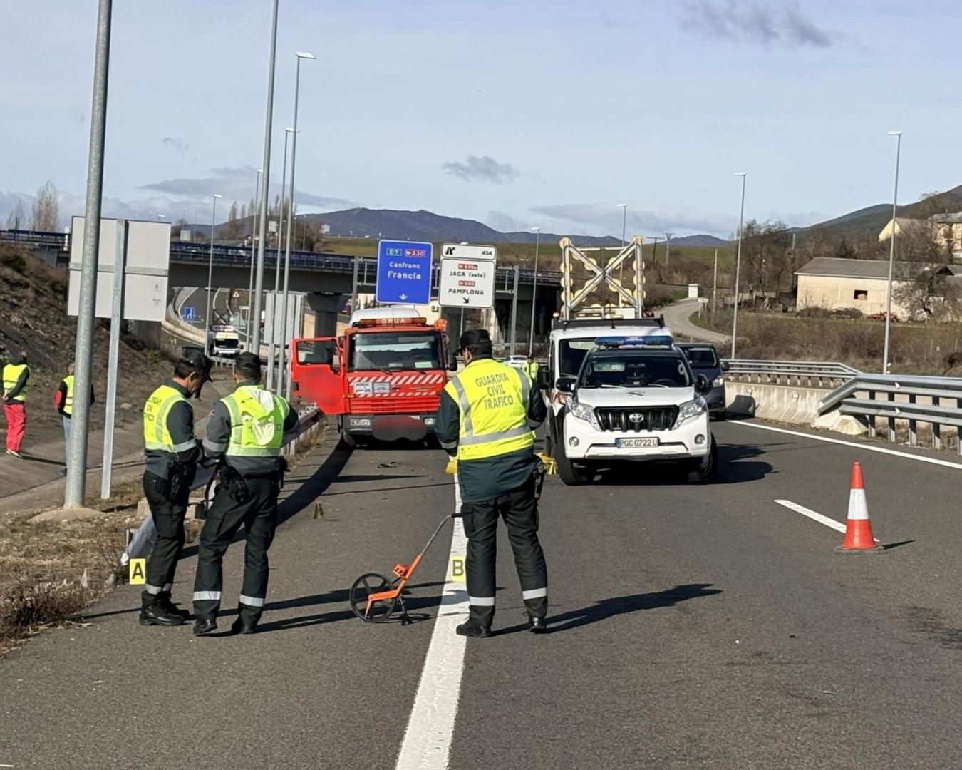 Agentes de la Guardia Civil en el lugar del accidente, en término municipal de Jaca