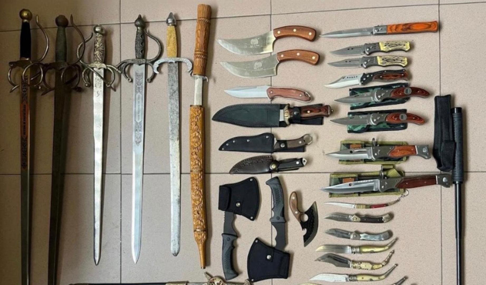 Detenido con una treintena de katanas, navajas y otras armas blancas que vendía por los mercadillos
