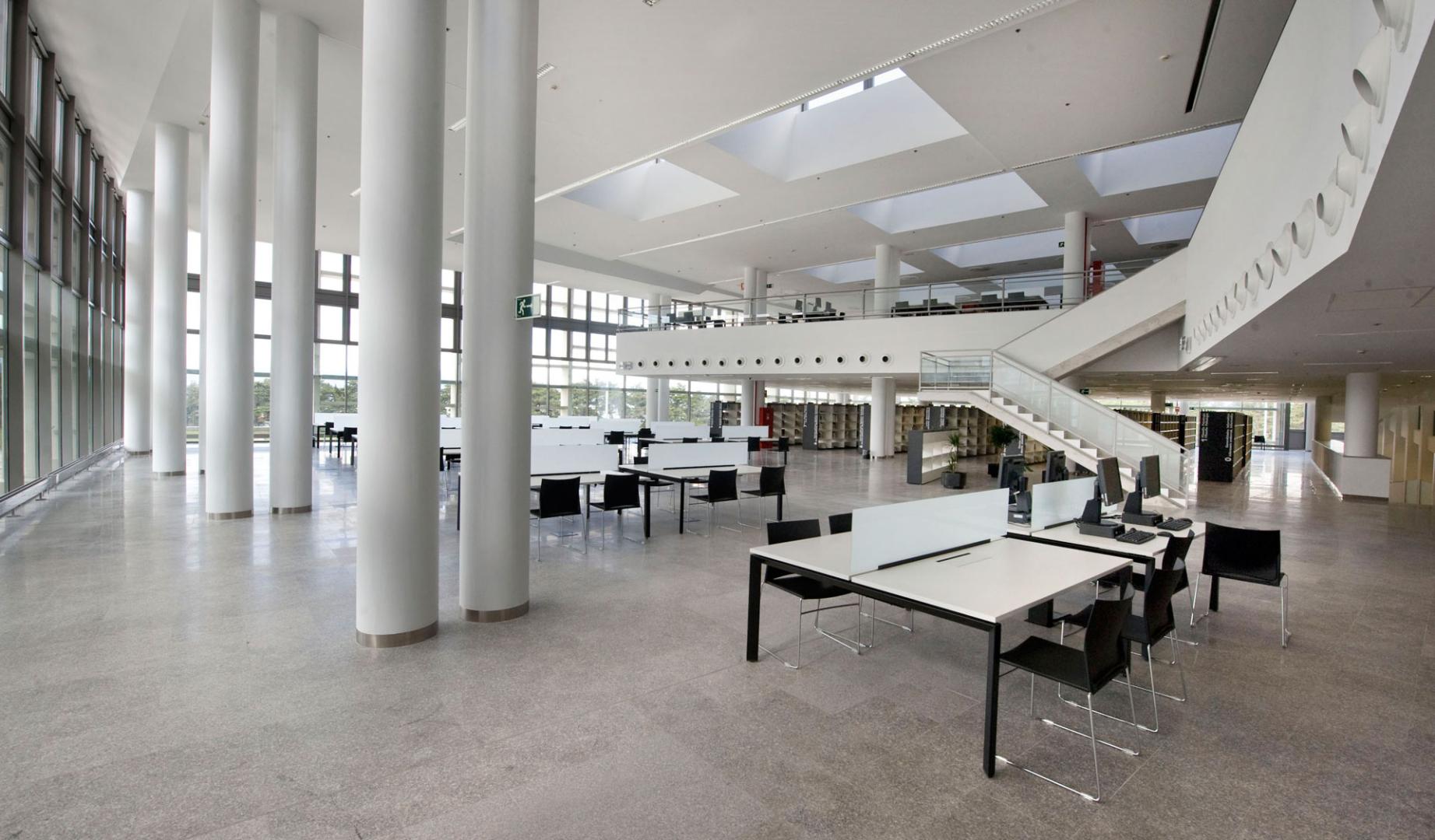 Imagen del interior de la Biblioteca de Navarra
