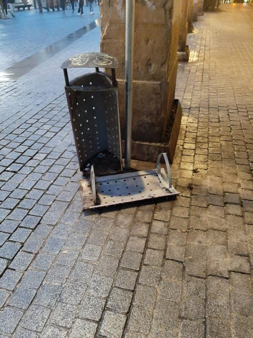 Una de las papeleras objeto del vandalismo.