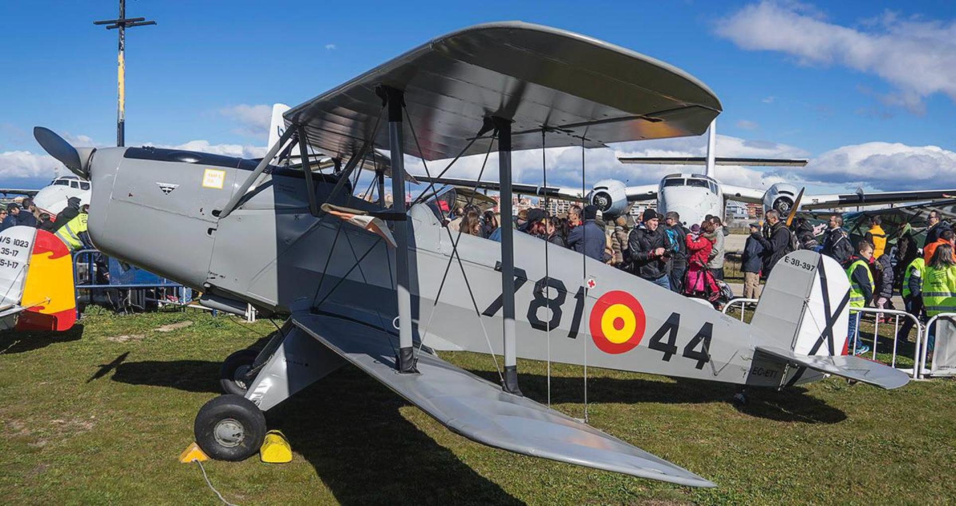 EN PAMPLONA Baztán nunca ha pilotado en la capital navarra con Iberia, aunque sí por afición. Una de las avionetas con las que ha despegado y aterrizado en Noáin es la Bücker, un modelo del periodo de entreguerras del siglo XX que “no tenía ni frecuencia para comunicarse con la torre”