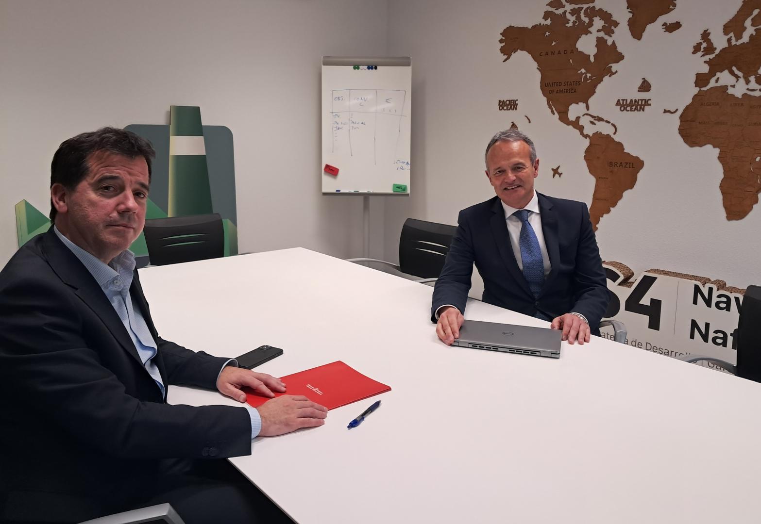 Mikel Irujo y Manuel Piquer durante el encuentro celebrado este martes