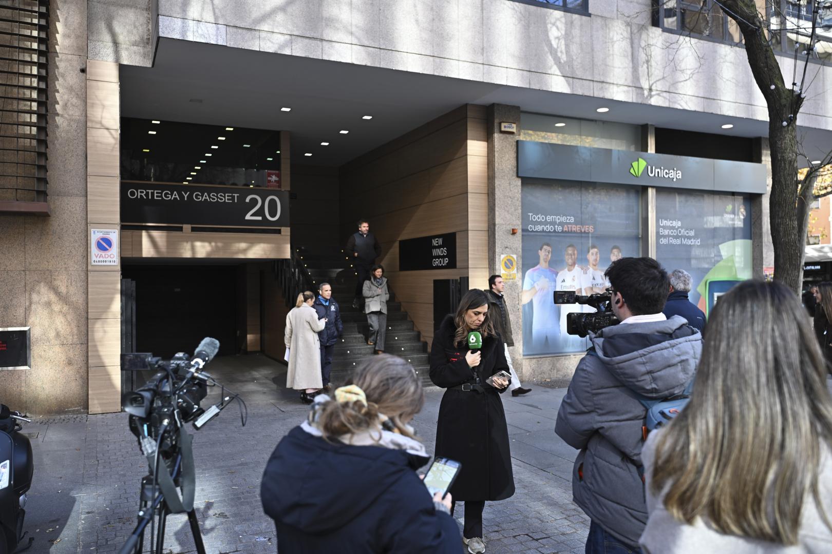 Los periodistas, ayer, durante el registro de la UCO en la sede de energías renovables Forestalia.