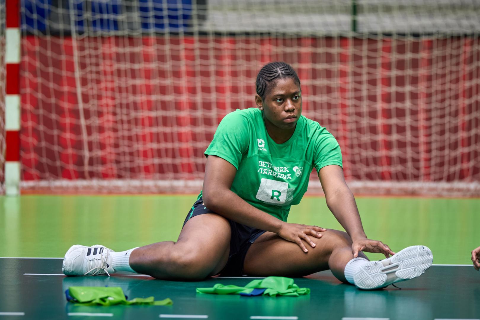 La pivote navarra Kelly Fonkeng, objetivo del Super Amara Bera Bera para poder suplir a la también navarra Lyndie Tchaptchet tras su fichaje por el Metz