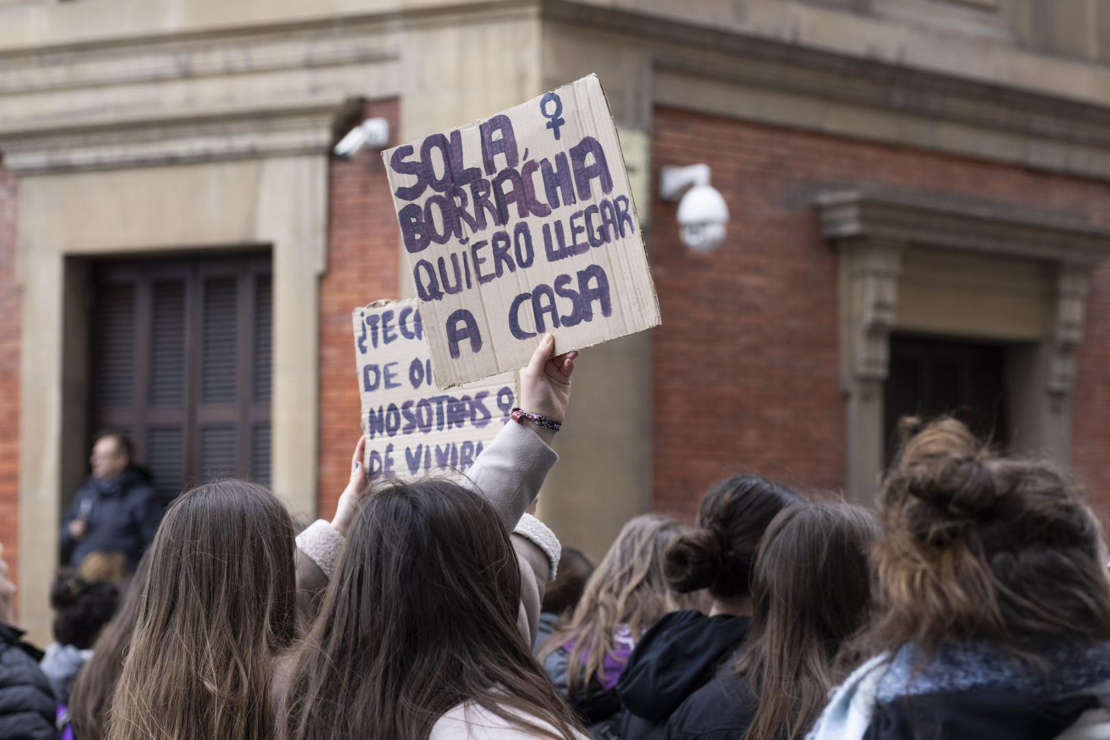 Uno de los carteles que se pudieron ver el 8 de marzo de 2025 en Pamplona, durante la manifestación por el Día Internacional de la Mujer