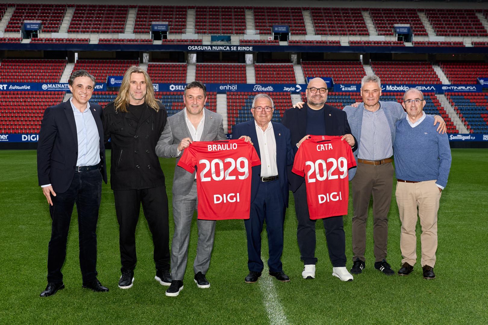 Ignacio Busto, César Muniain, Braulio Vázquez, Luis Sabalza, J.A. Prieto ‘Cata’, José Andrés Burguete y Josetxo Pérez de Zabalza. La junta directiva se fotografió con los recién renovados en el césped de El Sadar