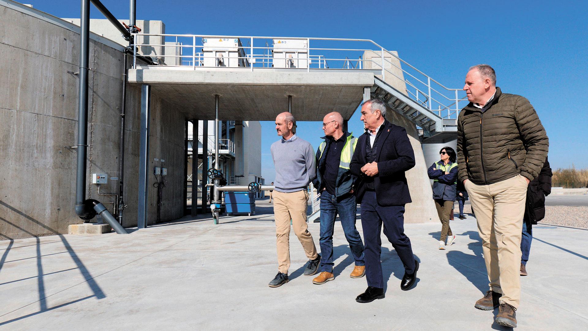 El consejero Chivite, junto a técnicos, en una visita a la depuradora de Tudela tras su reciente ampliación