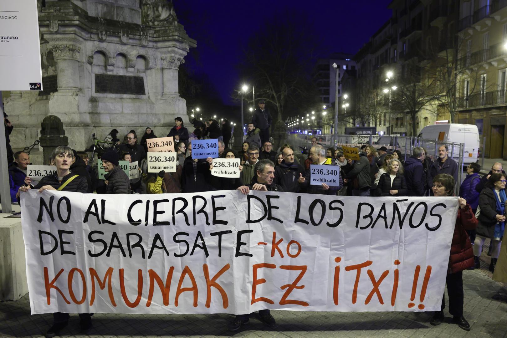 Vista parcial de la concentración de este martes para recuperar los baños del Paseo de Sarasate
