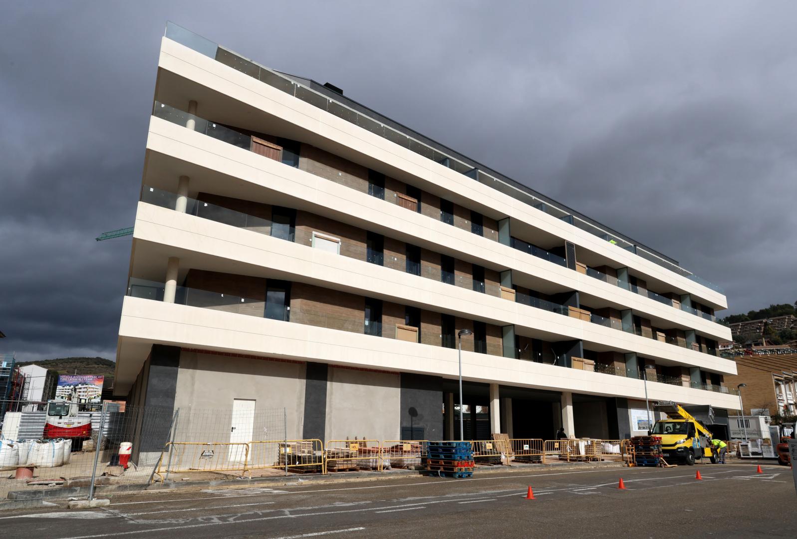Unidad de ejecución UE-21, entre la avenida Yerri y Zumalacárregui, con uno de los bloques en construcción de las promociones de Estella Boulevard.