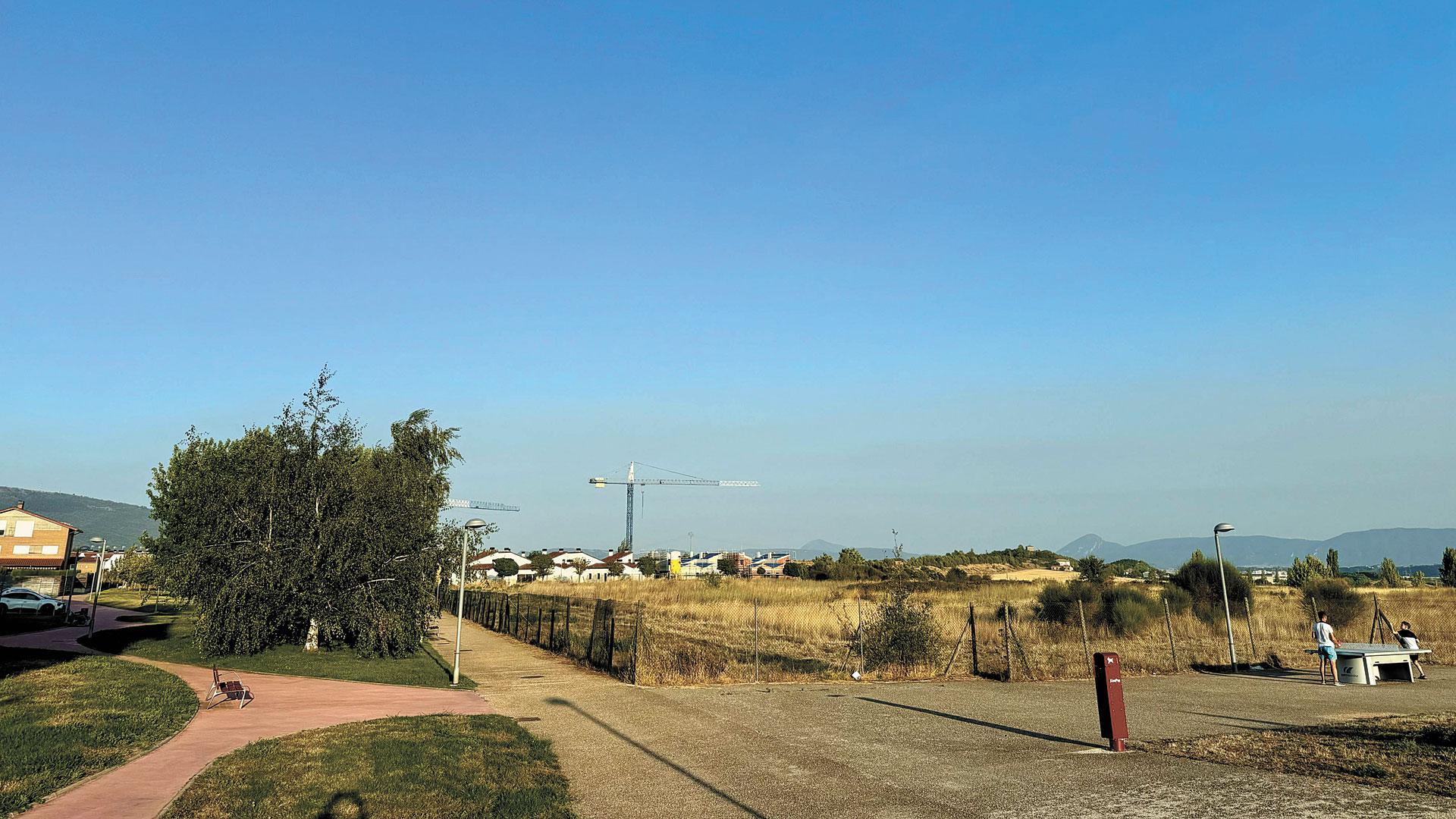 Vista de archivo del terreno recalificado inicialmente, junto a un parque