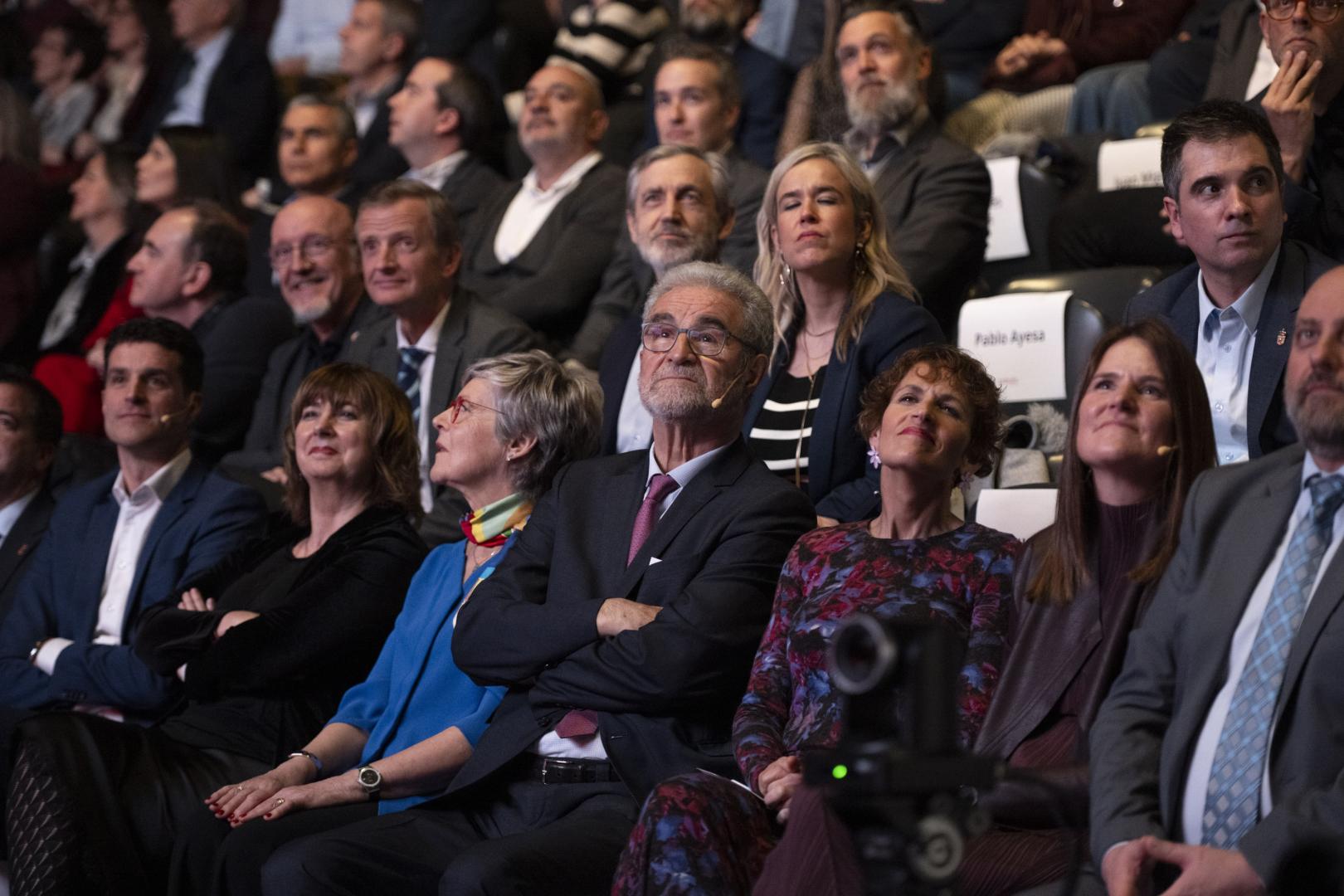 En el centro de la imagen, José María Zabala y su esposa, Lia Versteeg, rodeados del público que ha asistido al acto del 40º aniversario de Zabala Innovation