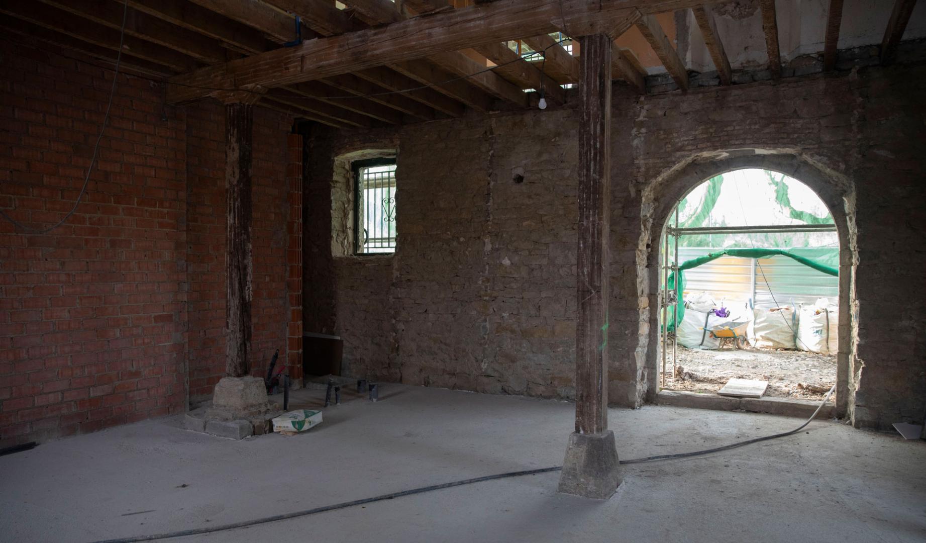 Casa Soto: En estos momentos, se trabaja en la estructura principal del edificio, con la sustitución de los pilares de la planta baja y la sustitución de las vigas de madera en los forjados de la primera planta