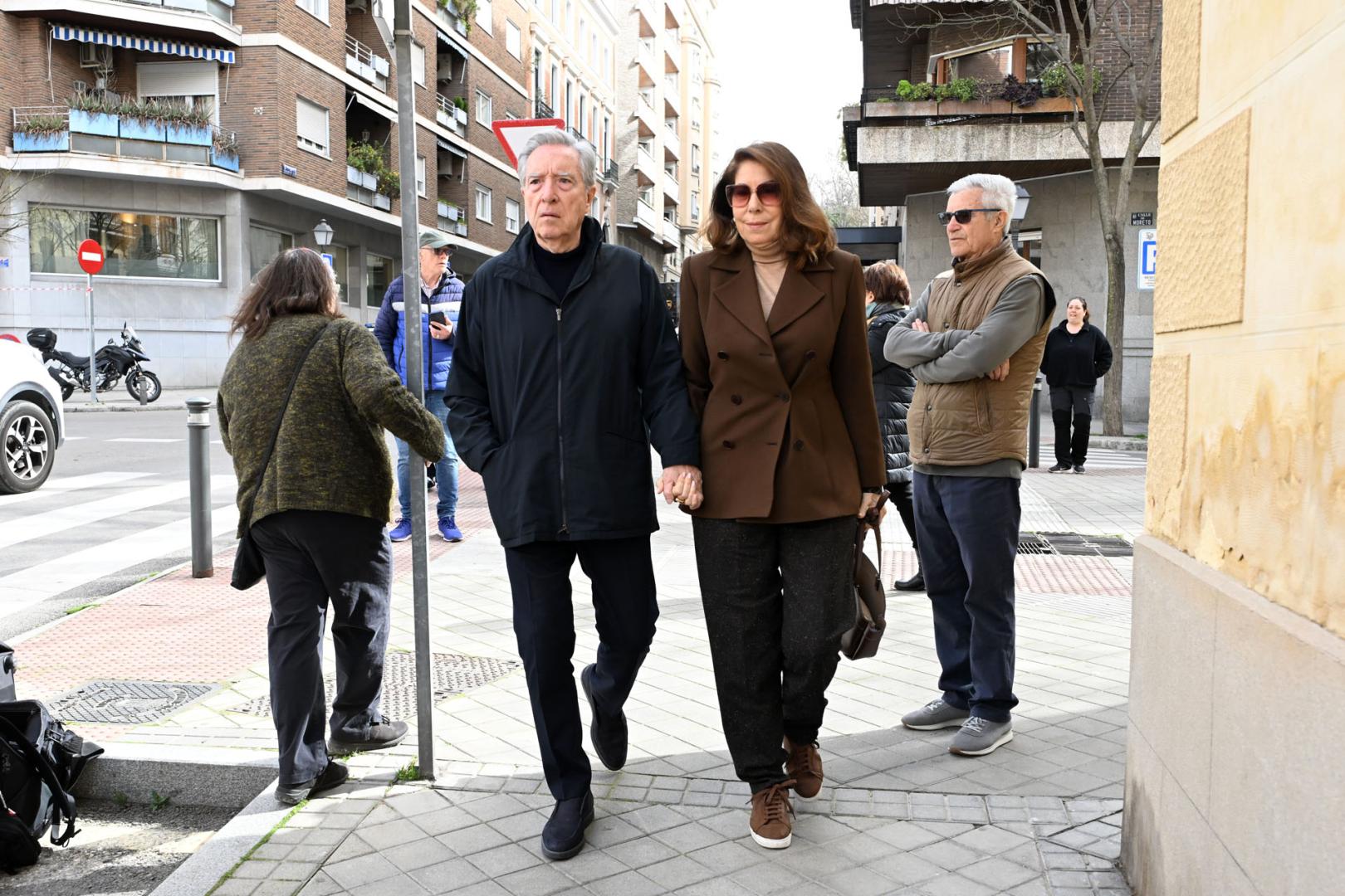 Iñaki Gabilondo y su mujer, Lola Carretero, a su llegada a la capilla ardiente