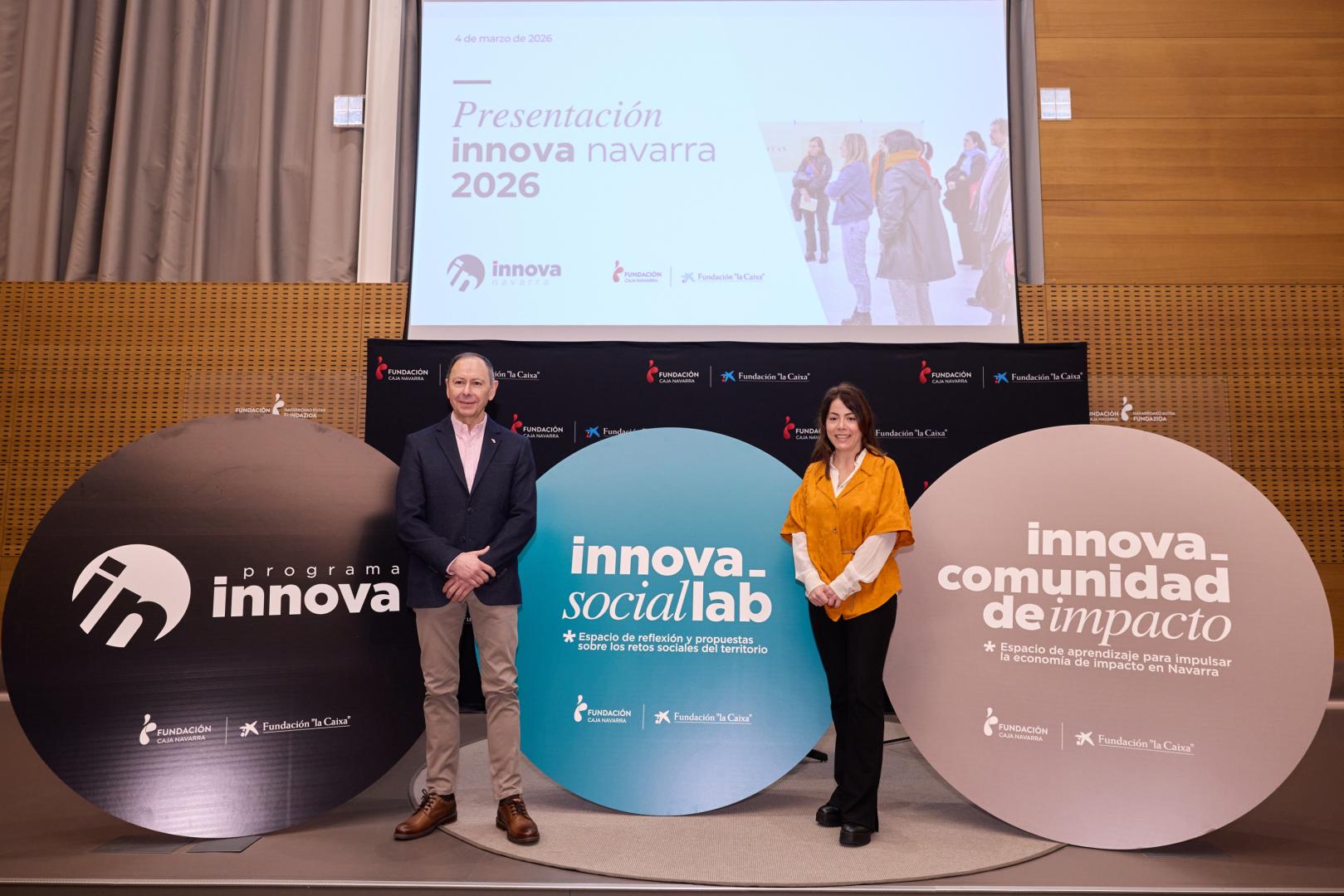 José Ángel Andrés, presidente de Fundación Caja Navarra, e Izaskun Azcona, delegada territorial de Fundación la Caixa en Navarra, este miércoles en Civican