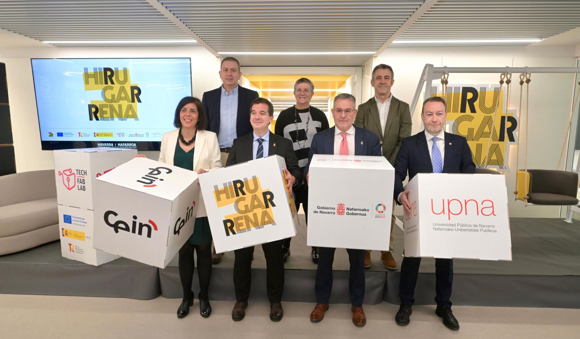 De izda a dcha y de arriba abajo: Jon Narvalaz, CEO de iAR; Teresa Osés, gerente de Bobinados Osés; Jon Angulo, CEO de Hidro Rubber; Uxue Itoiz, el consejero Irujo, el consejero García y el rector Gonzalo. .