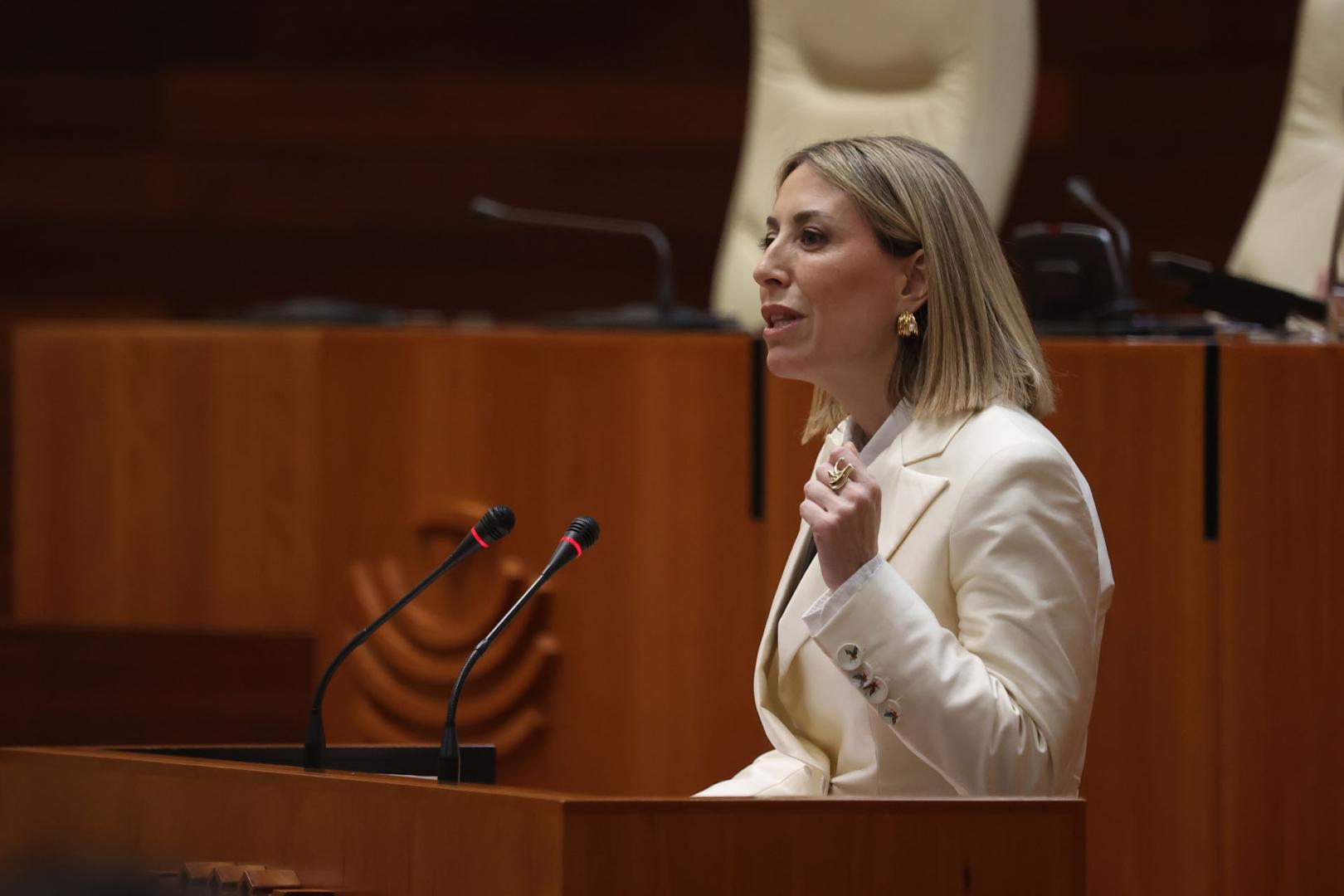 La candidata a la presidencia de la Junta de Extremadura, María Guardiola , interviene durante el debate de su investidura como presidenta de la Junta este miércoles