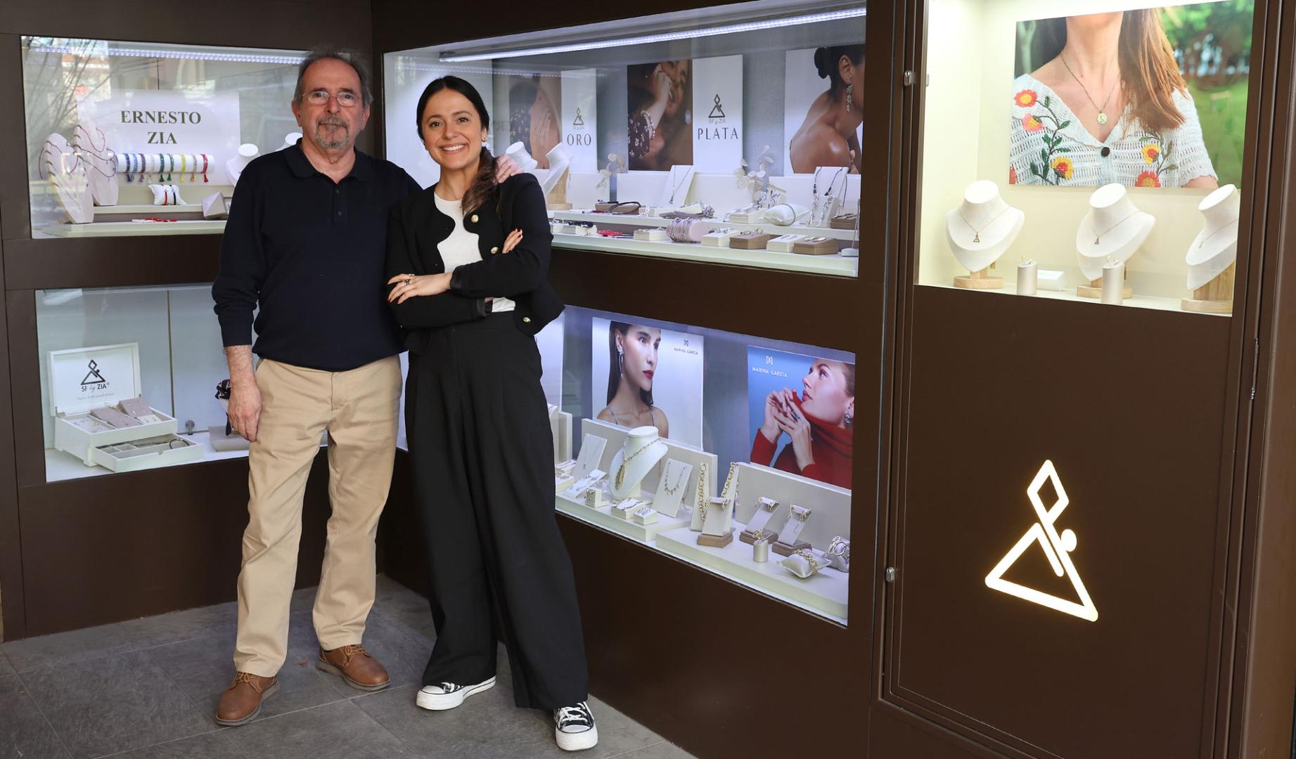 Ernesto y Alejandra Zia, padre e hija, posan junto al escaparate de su joyería, en la calle Pio XII de Pamplona